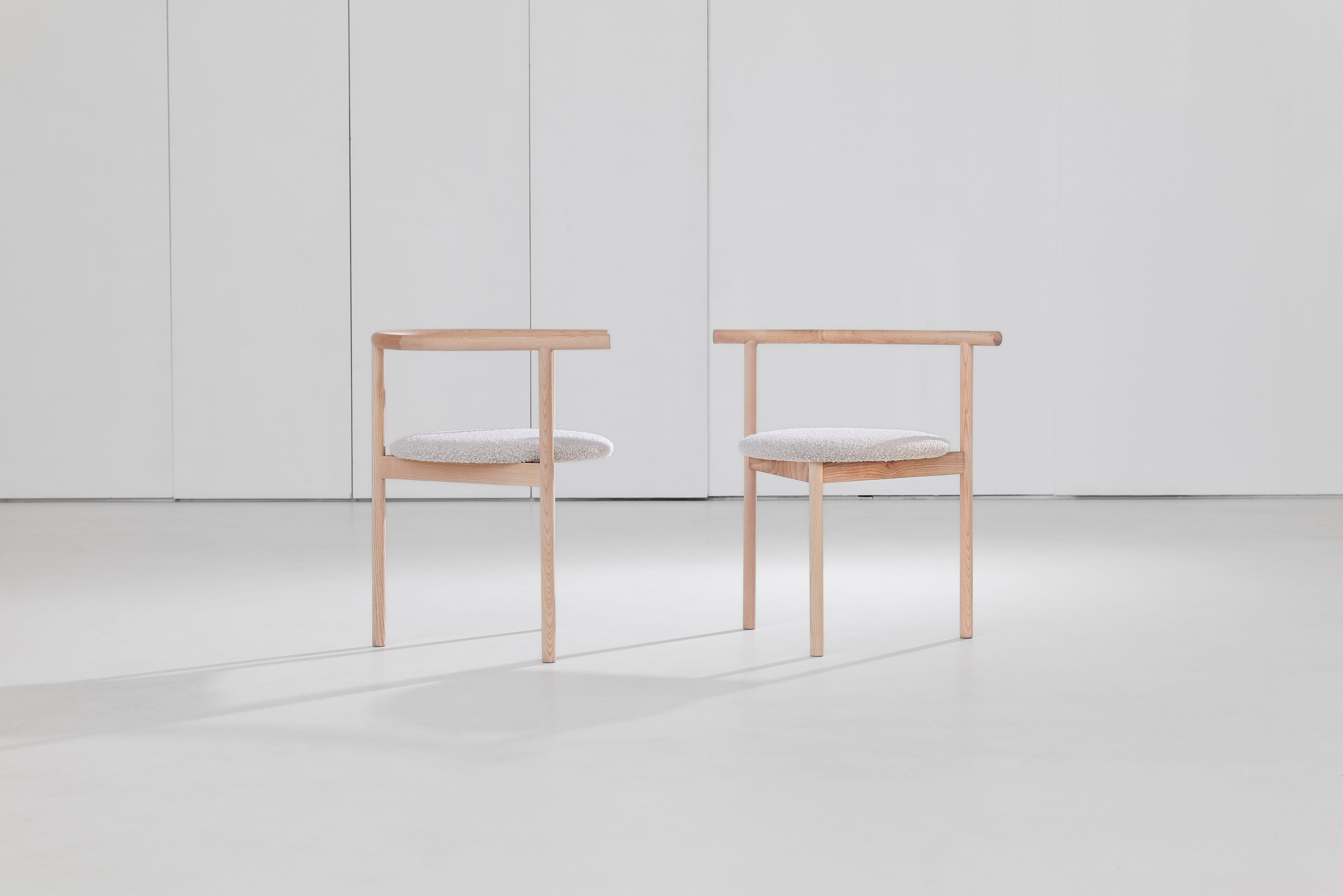 Kengo Kuma Fauteuil AITAI - Frêne massif, forme sculpturale à trois pieds en vente 3