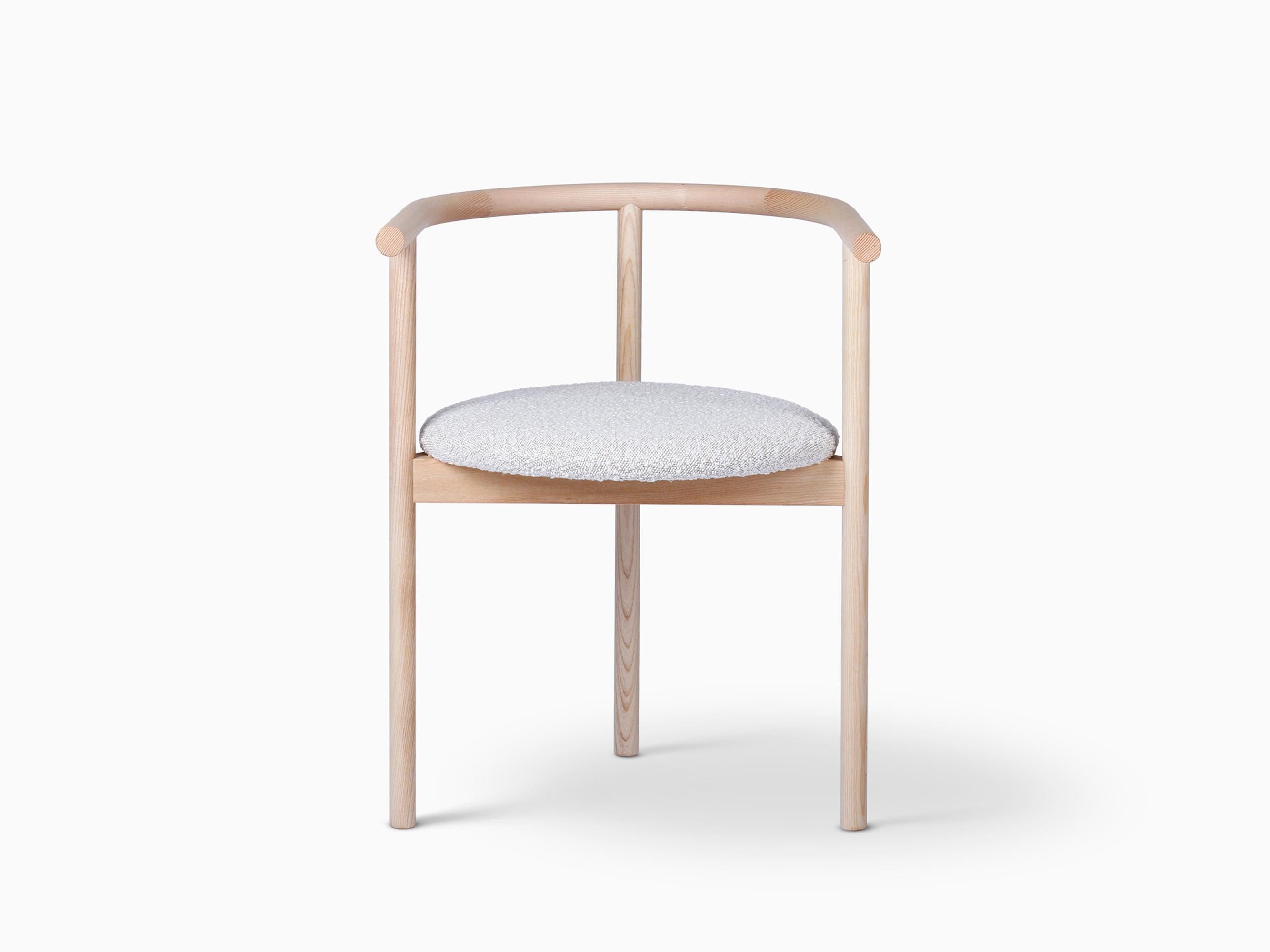 Poltrona Kengo Kuma AITAI - Frassino massiccio, forma scultorea a tre gambe