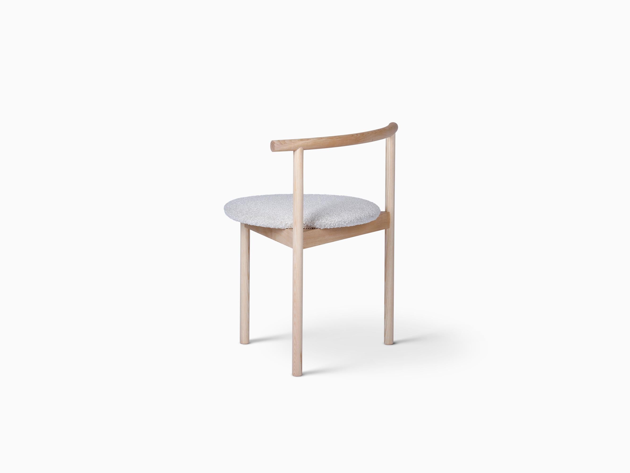 La AITAI Chair di Kengo Kuma è una poltrona scultorea in legno massiccio di frassino, progettata per esprimere presenza, equilibrio e connessione silenziosa.

Creato dal famoso architetto Kengo Kuma, questo pezzo riflette la sua filosofia