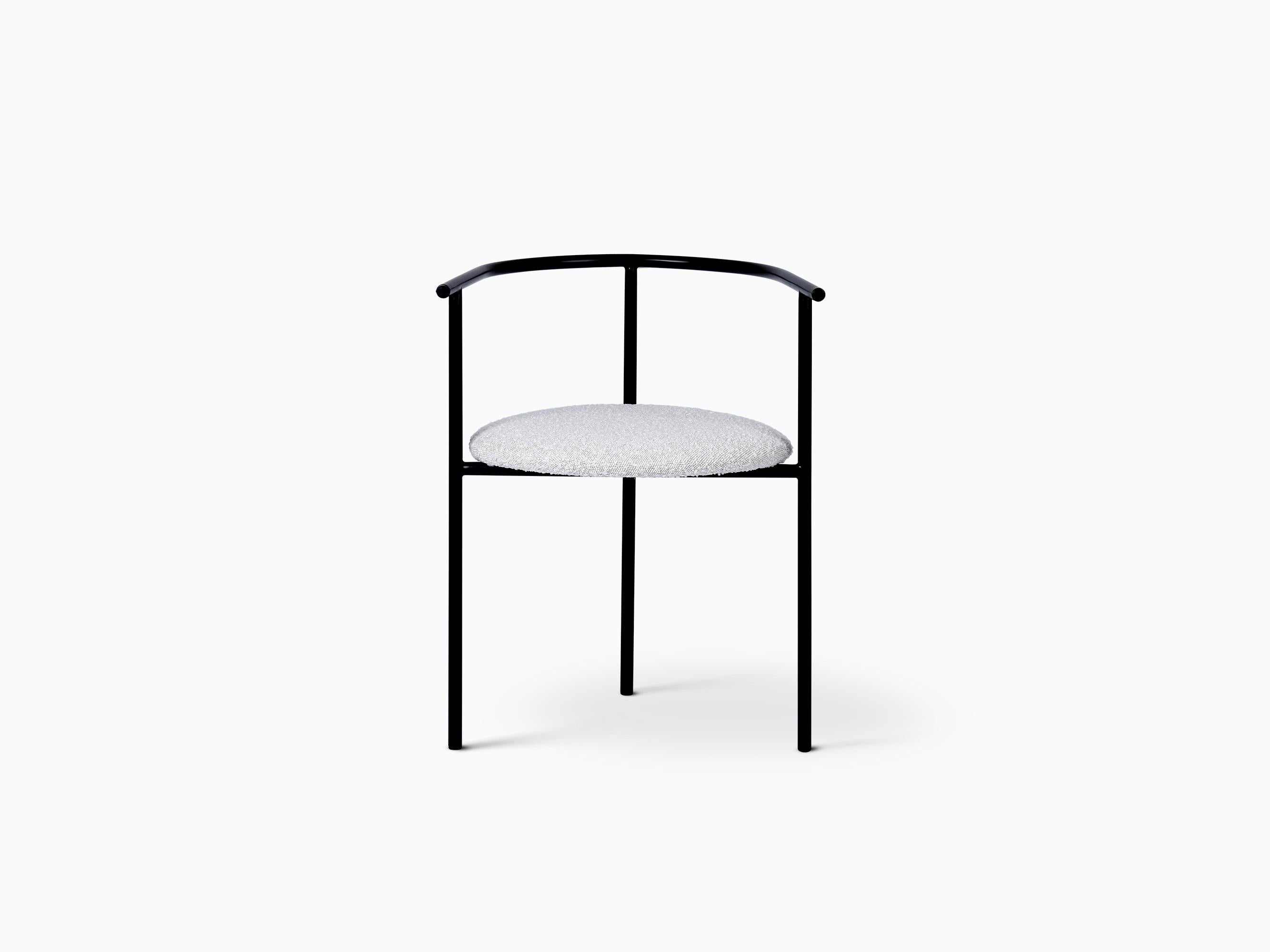 Scopri la AITAI Metal Lounge Chair di Kengo Kuma: un equilibrio sorprendente di struttura e delicatezza in acciaio inossidabile nero opaco.
Raffinata dal punto di vista architettonico ma visivamente leggera, la struttura in acciaio inossidabile a