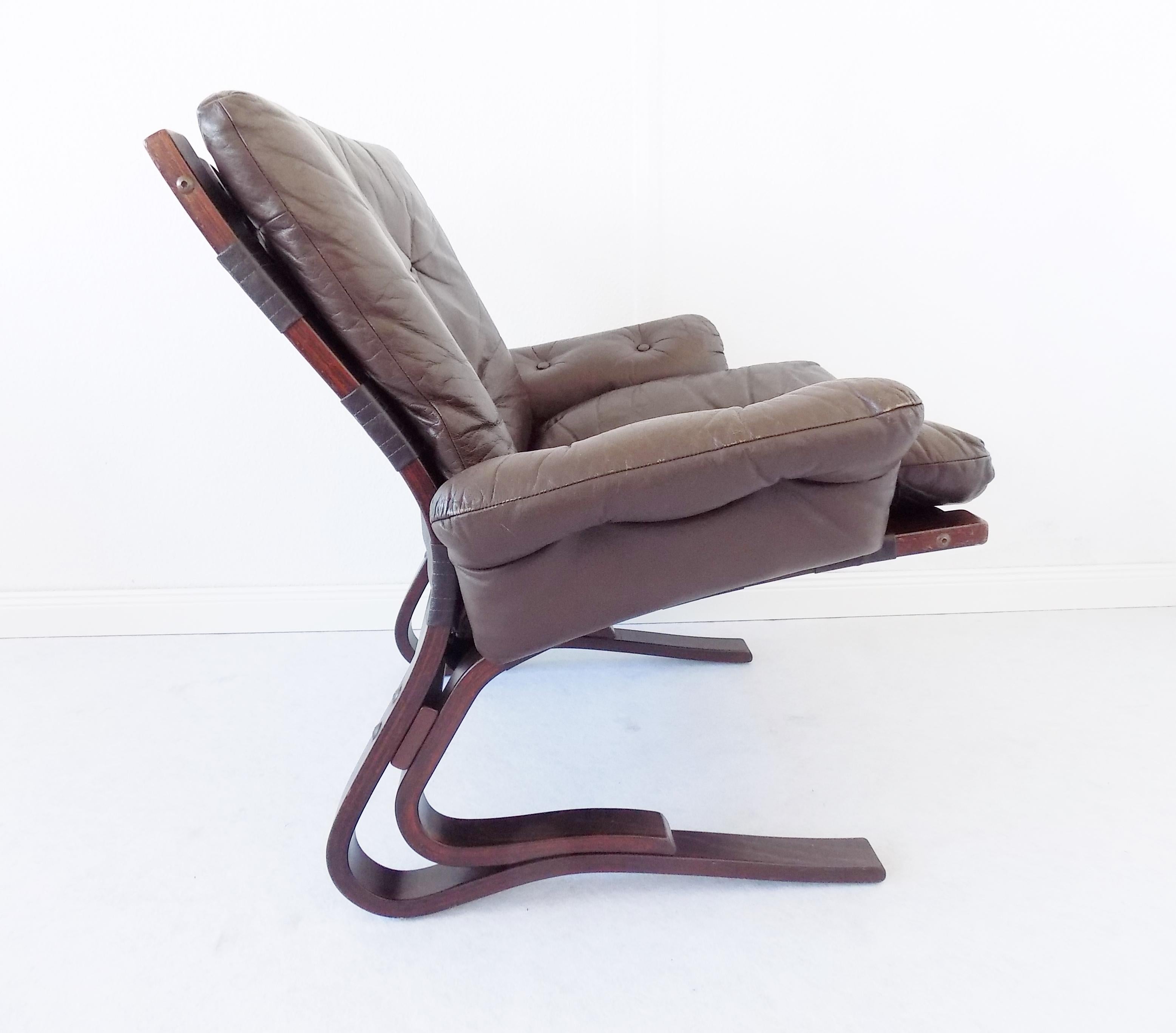 Swinging Kengu armchair designed by Elsa and Nordahl Solheim for the Norwegian manufacturer Rykken in the 1960s. This chair is in excellent condition, the chocolate brown leather is very soft. Jacaranda wood without any bigger scratches.

Actually