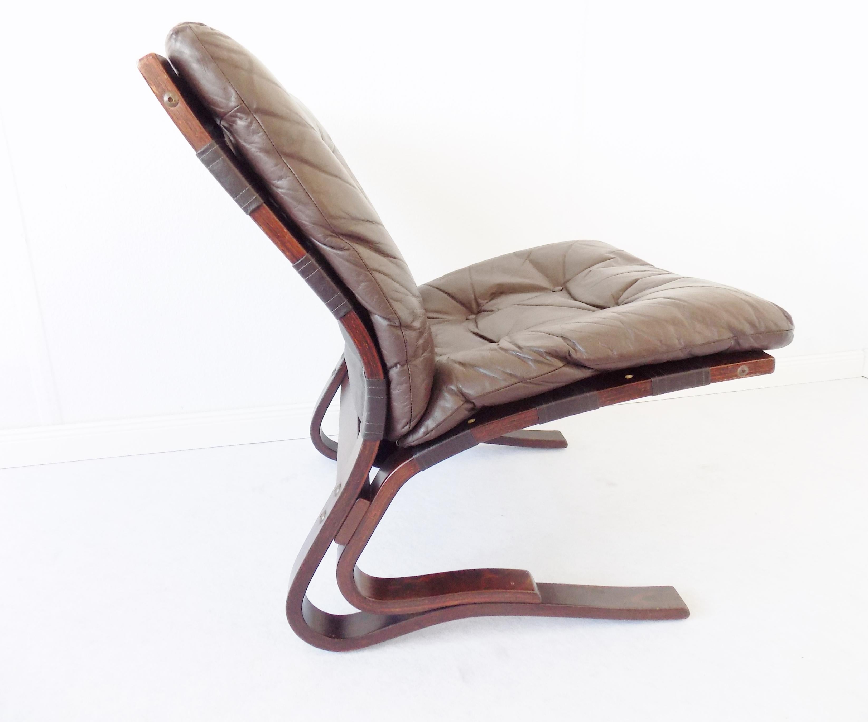 Swinging Kengu armchair designed by Elsa and Nordahl Solheim for the Norwegian manufacturer Rykken in the 1960s. This chair is in excellent condition, the chocolate brown leather is very soft. Jacaranda wood without any bigger scratches.

 