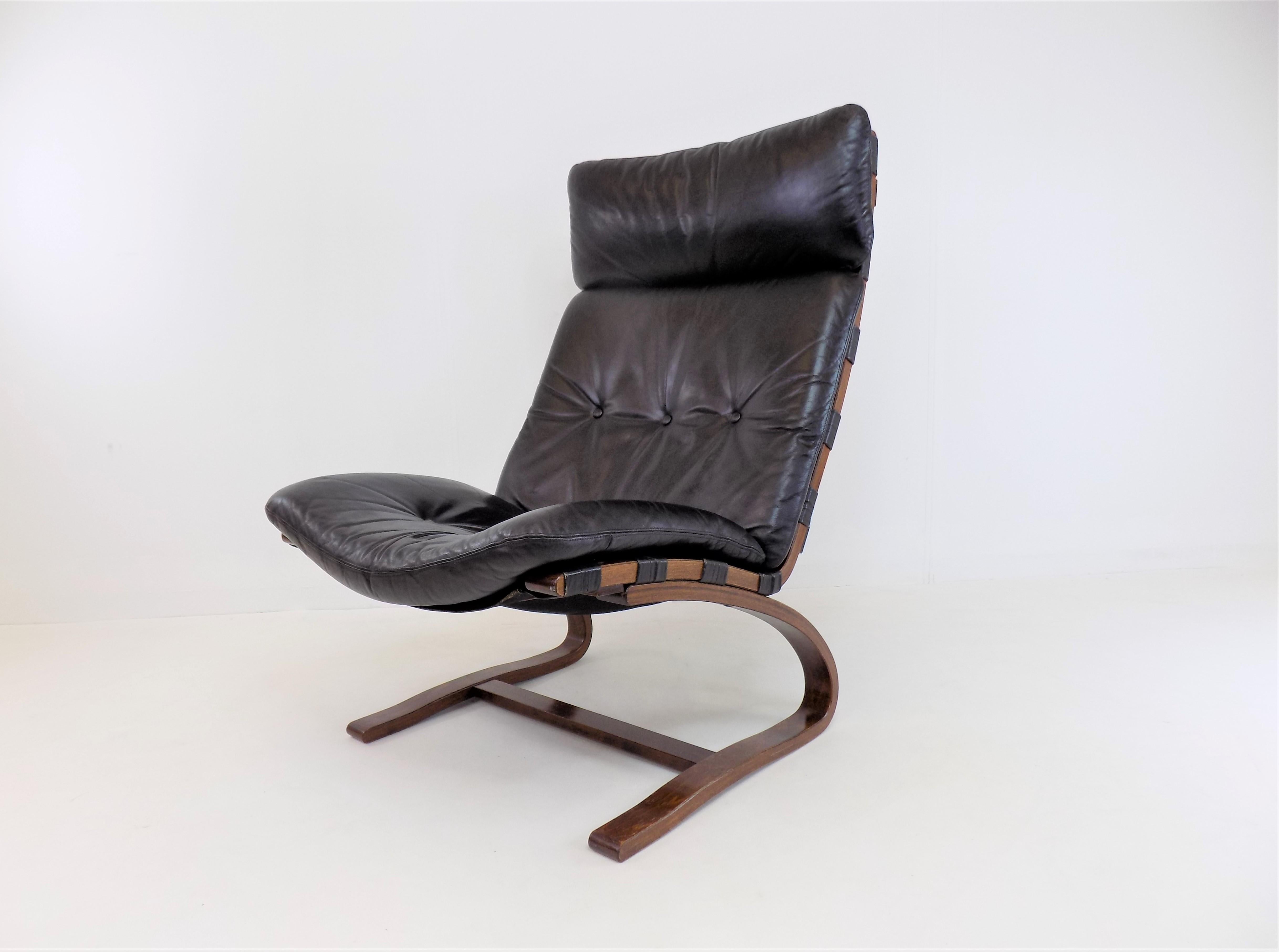 This kengu comes in black leather with a teak wooden frame. The leather is in perfect condition with minimal signs of wear. The wooden frame shows slight signs of wear, especially on the back.  The armchair is the model with a high backrest. Due to
