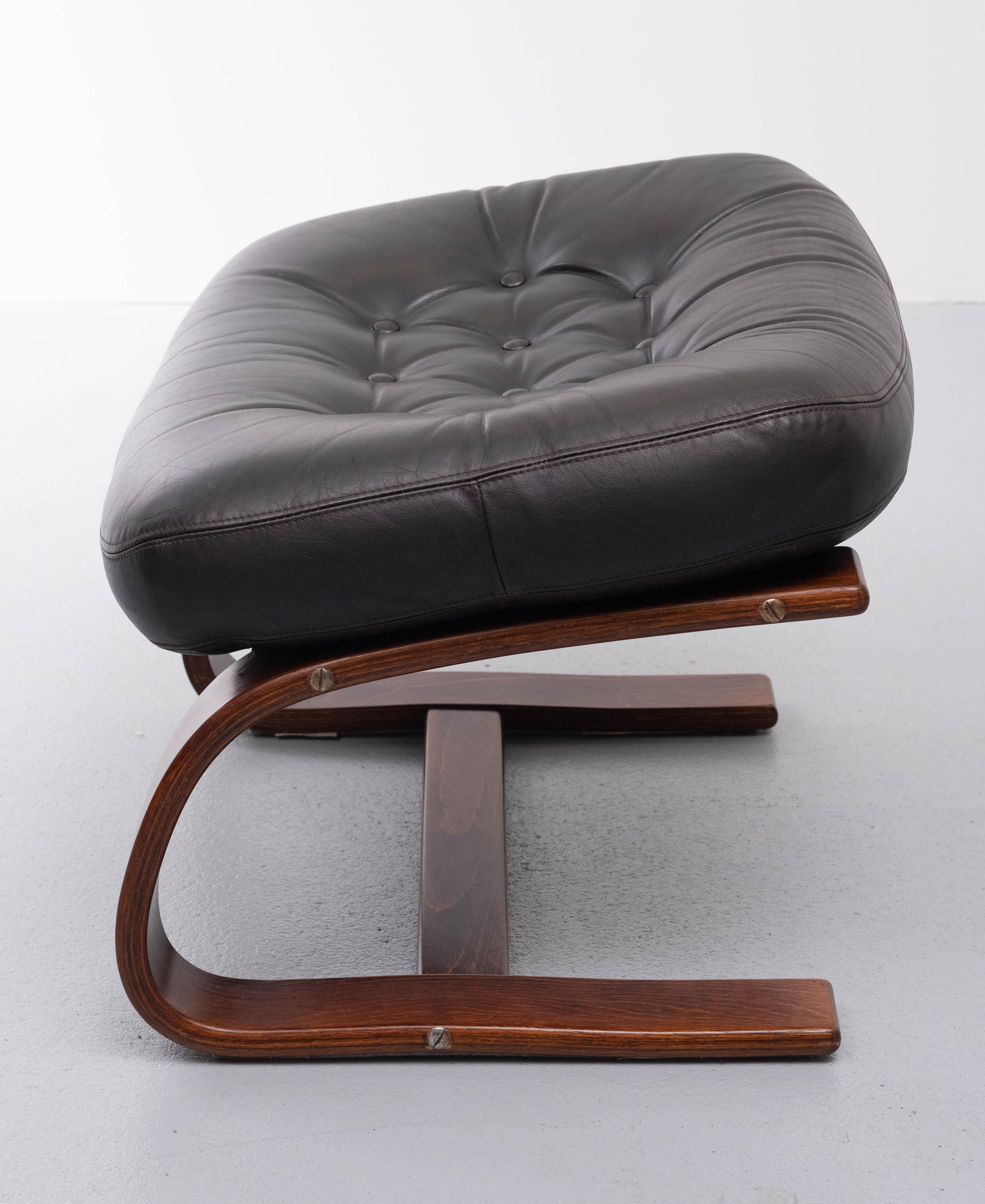 Dark brown Kengu ottoman designed from the designers Elsa und Nordahl Solheim in the 60s for the Norwegian manufacturer Rykken. Leather and wood in a good condition.