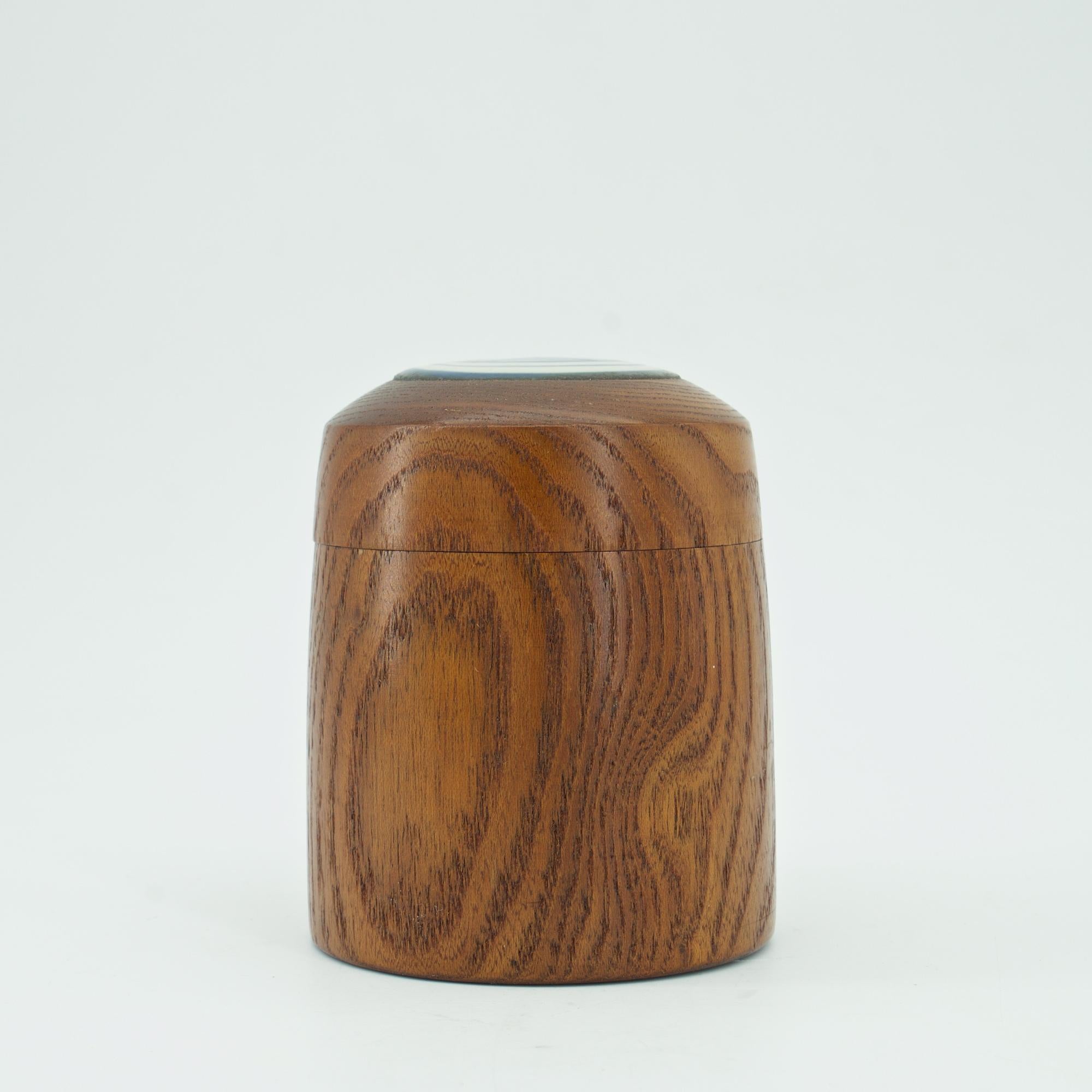 Japanische Studio Craft Teedose/ Tabakdose aus Keramik auf Eichenholz von Kenji Fujita (Moderne der Mitte des Jahrhunderts) im Angebot