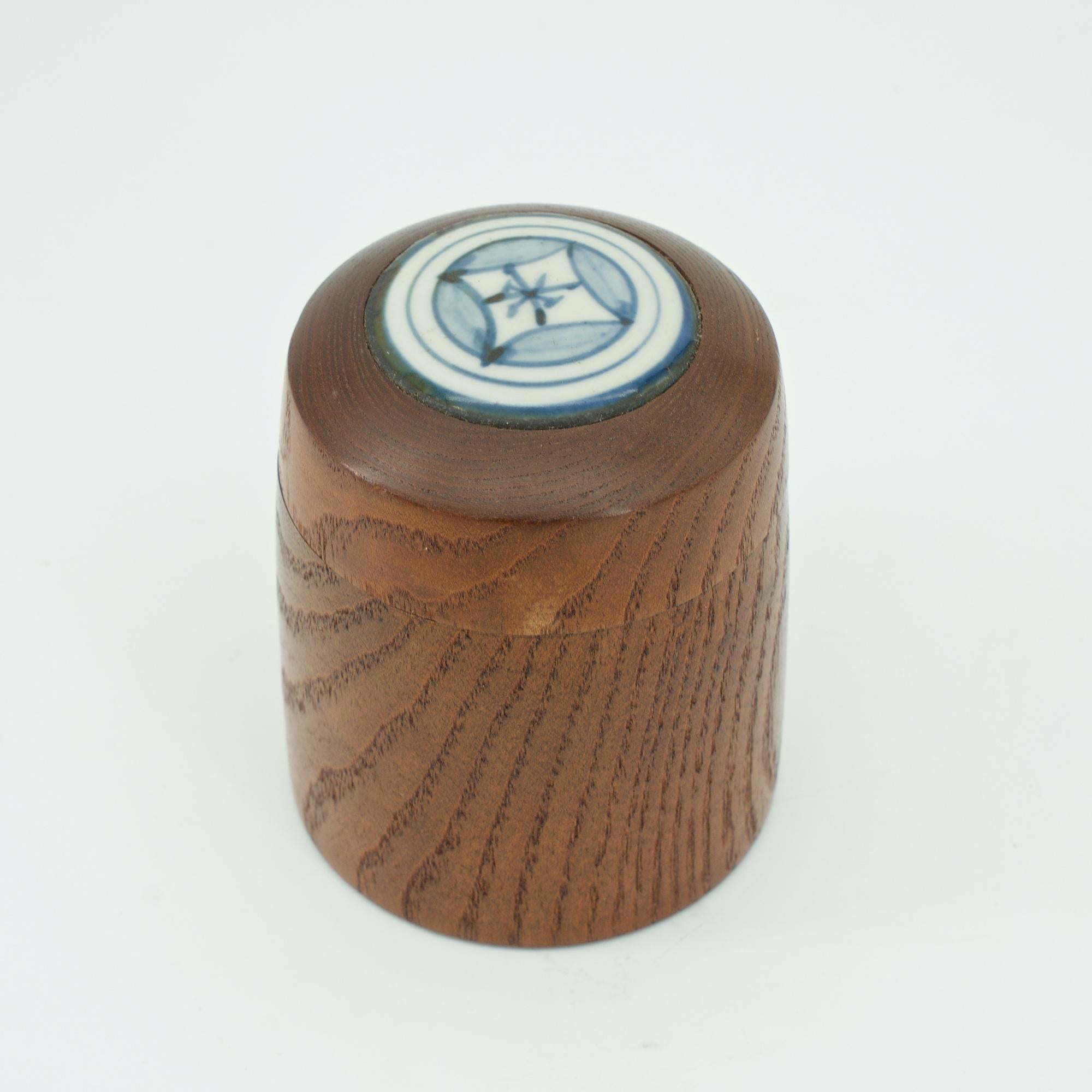 Japanische Studio Craft Teedose/ Tabakdose aus Keramik auf Eichenholz von Kenji Fujita (Gedrechselt) im Angebot