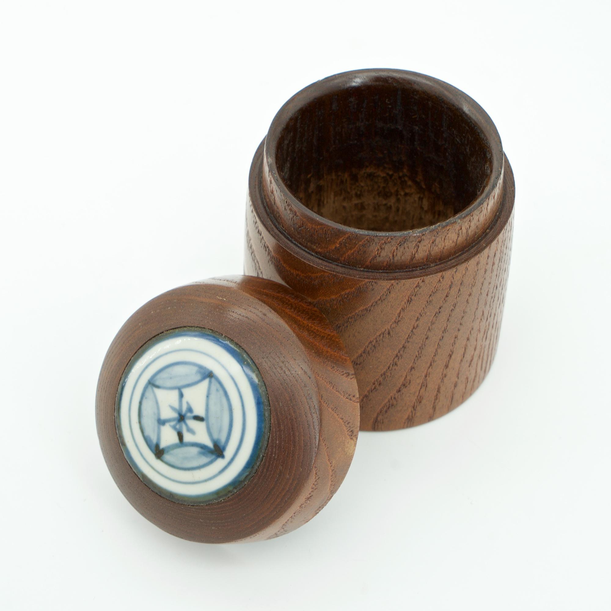 Japanische Studio Craft Teedose/ Tabakdose aus Keramik auf Eichenholz von Kenji Fujita im Zustand „Gut“ im Angebot in Hyattsville, MD