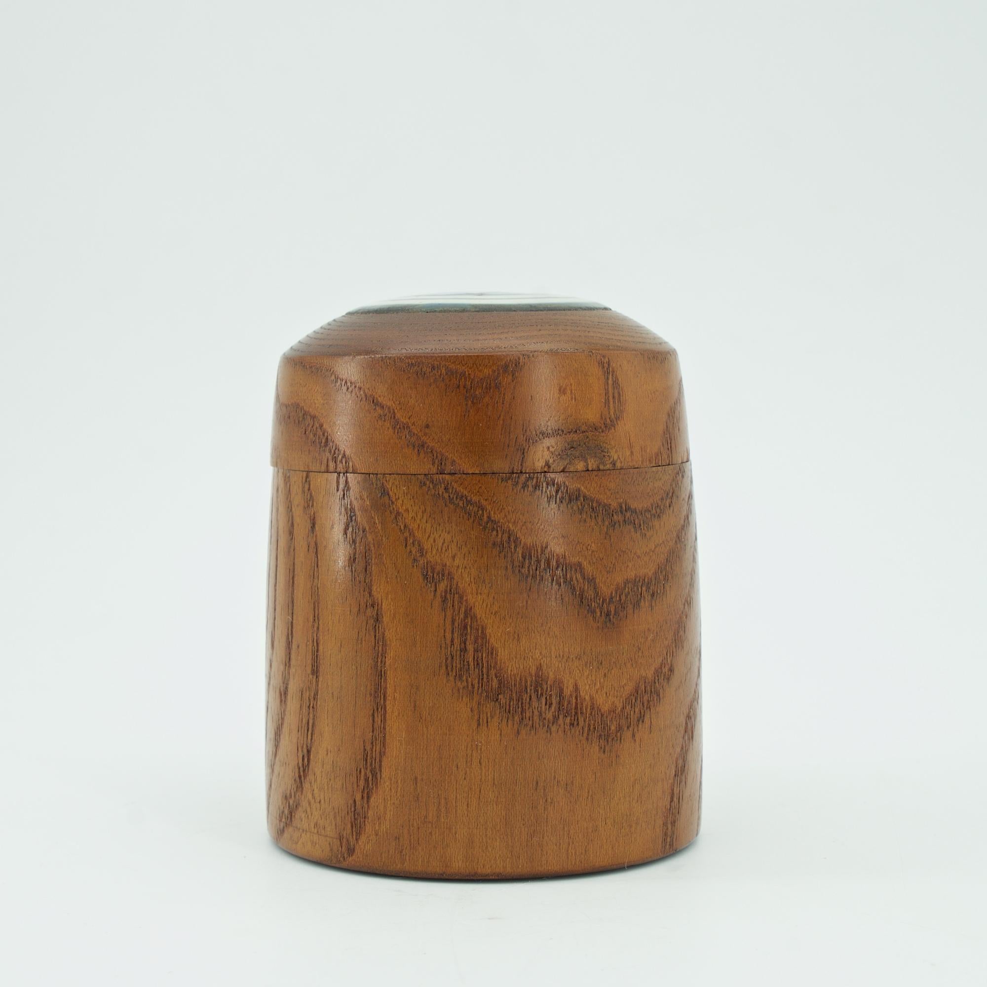 Japanische Studio Craft Teedose/ Tabakdose aus Keramik auf Eichenholz von Kenji Fujita (Mitte des 20. Jahrhunderts) im Angebot