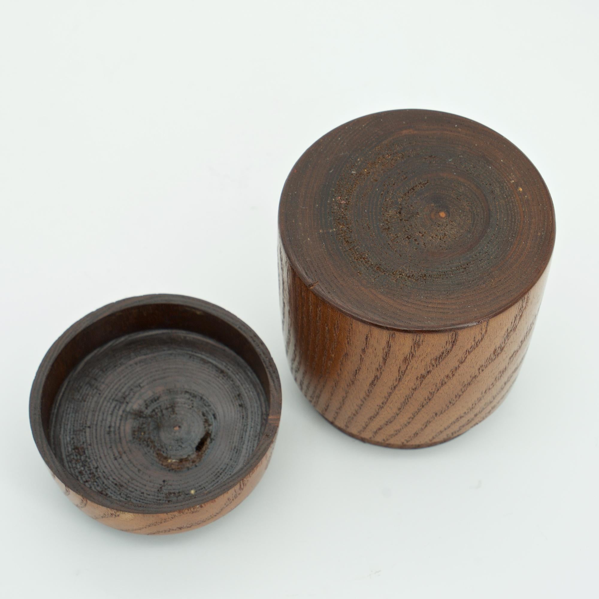Japanische Studio Craft Teedose/ Tabakdose aus Keramik auf Eichenholz von Kenji Fujita (Holz) im Angebot