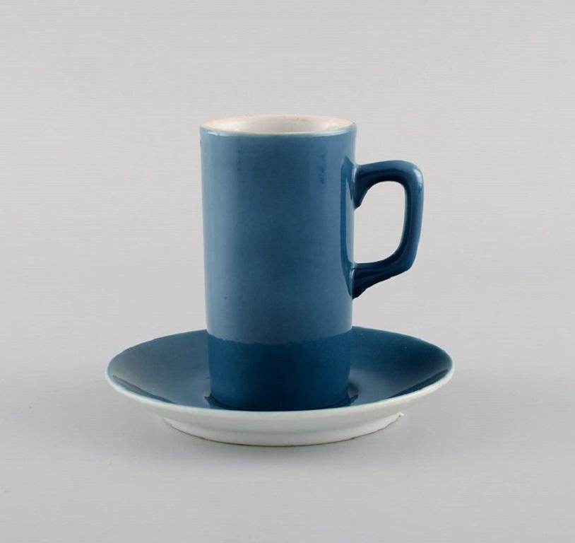 Kenji Fujita pour Tackett Associates. Cinq tasses à café avec soucoupes en porcelaine. Daté de 1953-56.
La tasse mesure : 8 x 4,5 cm.
Diamètre de la soucoupe : 10,3 cm.
En parfait état.
Estampillé.