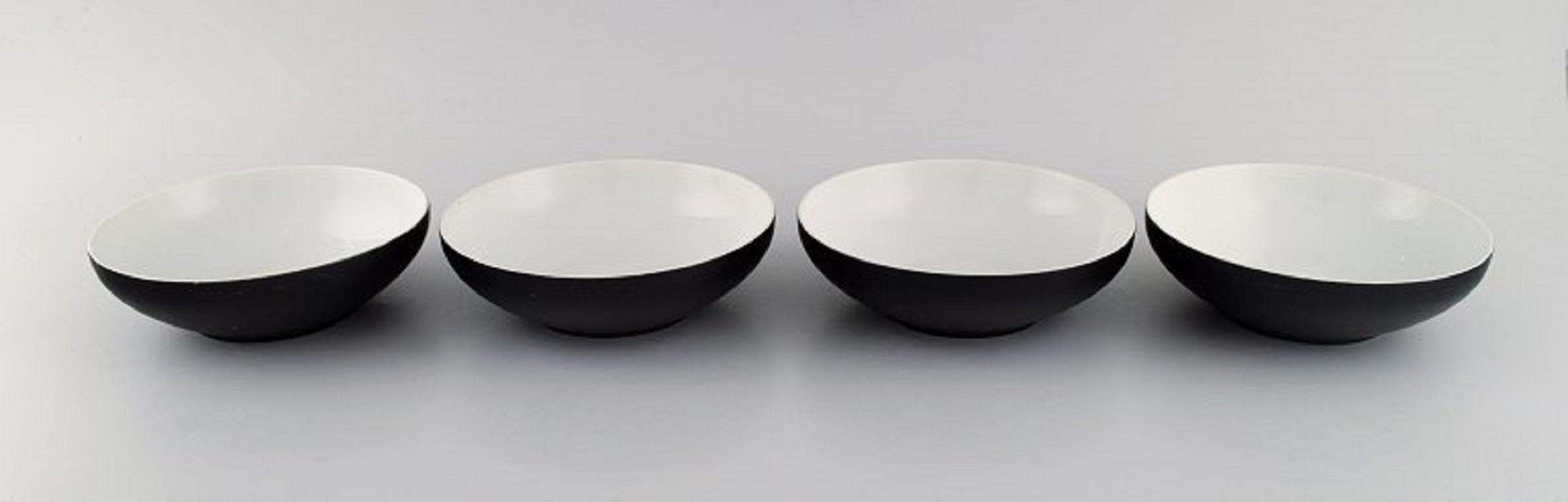 Kenji Fujita for Tackett Associates. Four bowls in porcelain. Dated 1953-56.
Measures: 15.5 x 5 cm.
In excellent condition.
Stamped.