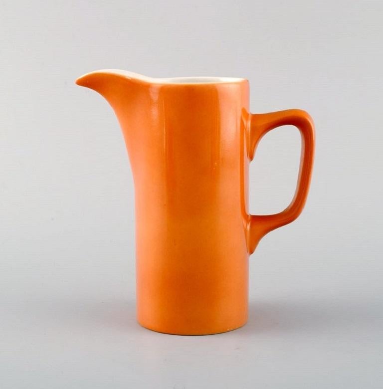 Kenji Fujita pour Tackett Associates. Service à café en porcelaine pour deux personnes. Daté de 1953-56.
Comprend deux tasses à café avec soucoupes, un sucrier et un crémier.
La tasse mesure : 6.5 x 6,3 cm.
Diamètre de la soucoupe : 12,8 cm.
Le