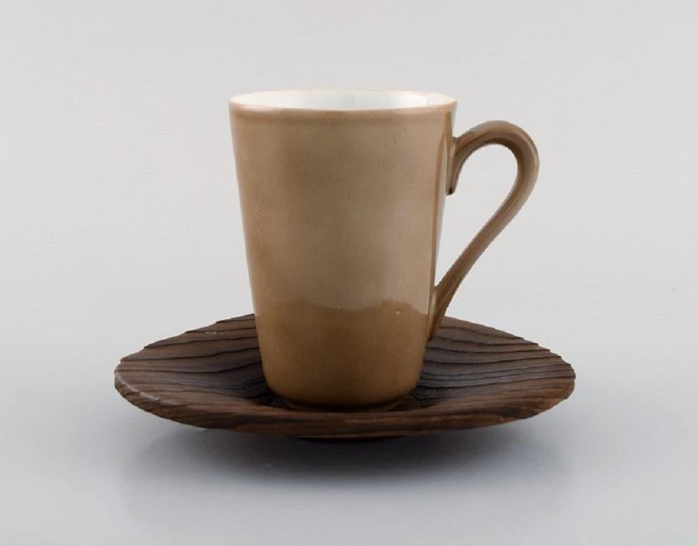 Kenji Fujita pour Tackett Associates. Deux tasses à café en porcelaine avec soucoupes. Daté de 1953-56.
La tasse mesure : 9.8 x 7 cm.
Diamètre de la soucoupe : 13,5 cm.
En parfait état.
Estampillé.