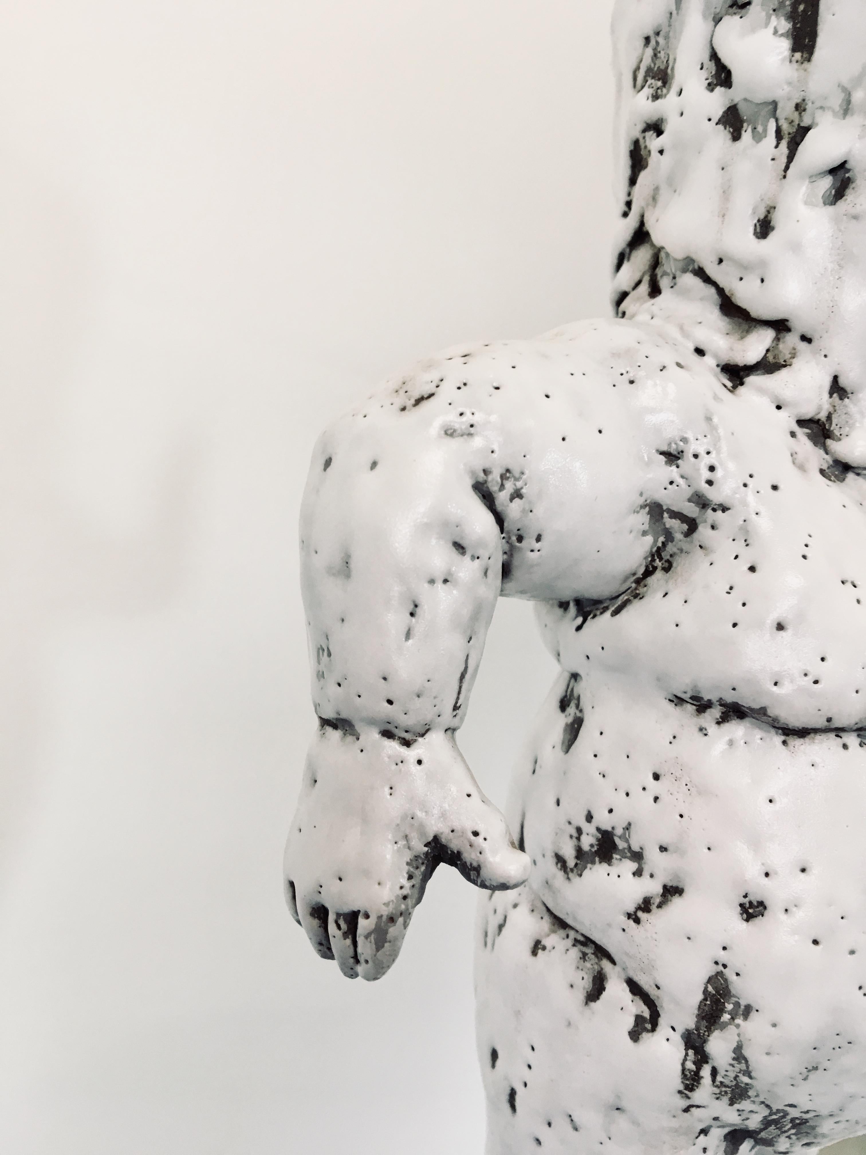 Escultura colgante de cerámica: 'Hang III - Figurative Sculpture Gris de Kenjiro Kitade