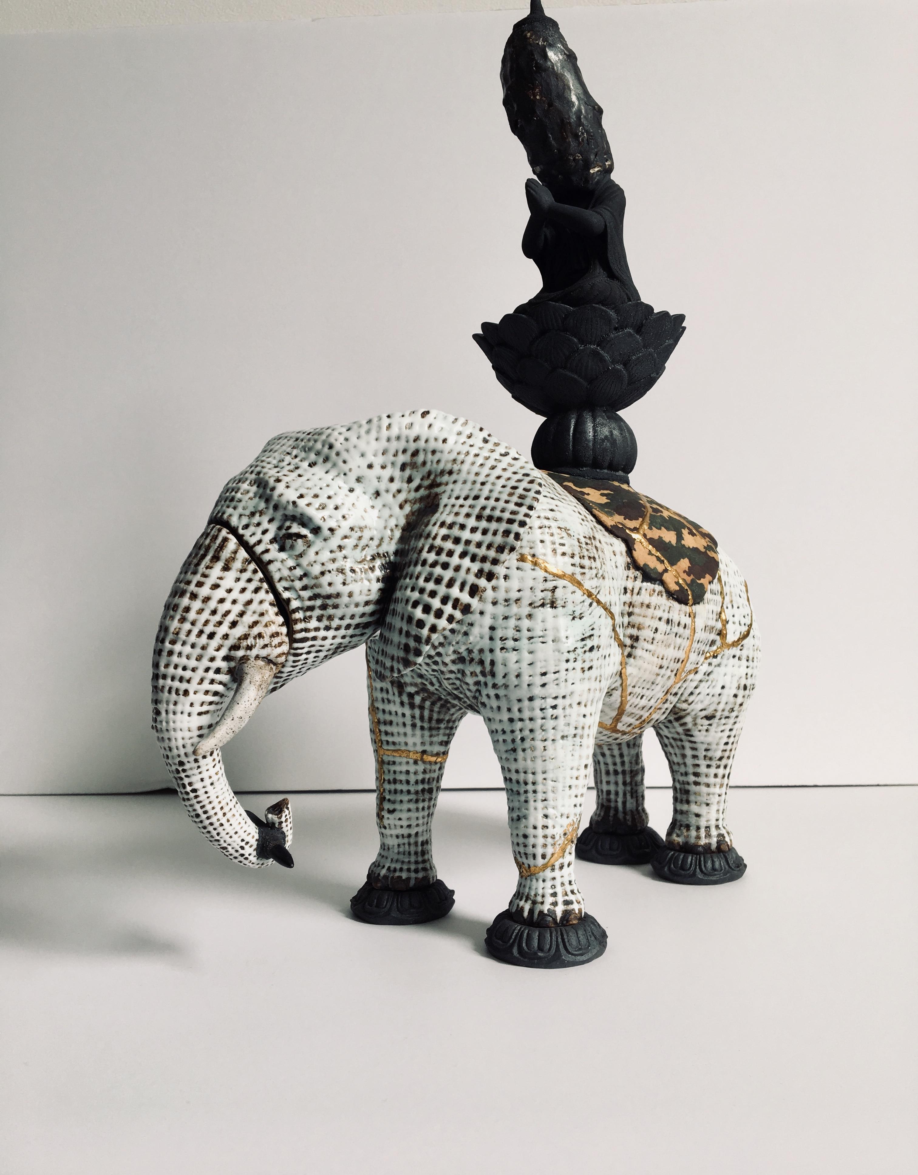 Keramik-Skulptur eines Elefanten: Samantabhadra (Sanskirt für Universal Worthy) – Sculpture von Kenjiro Kitade