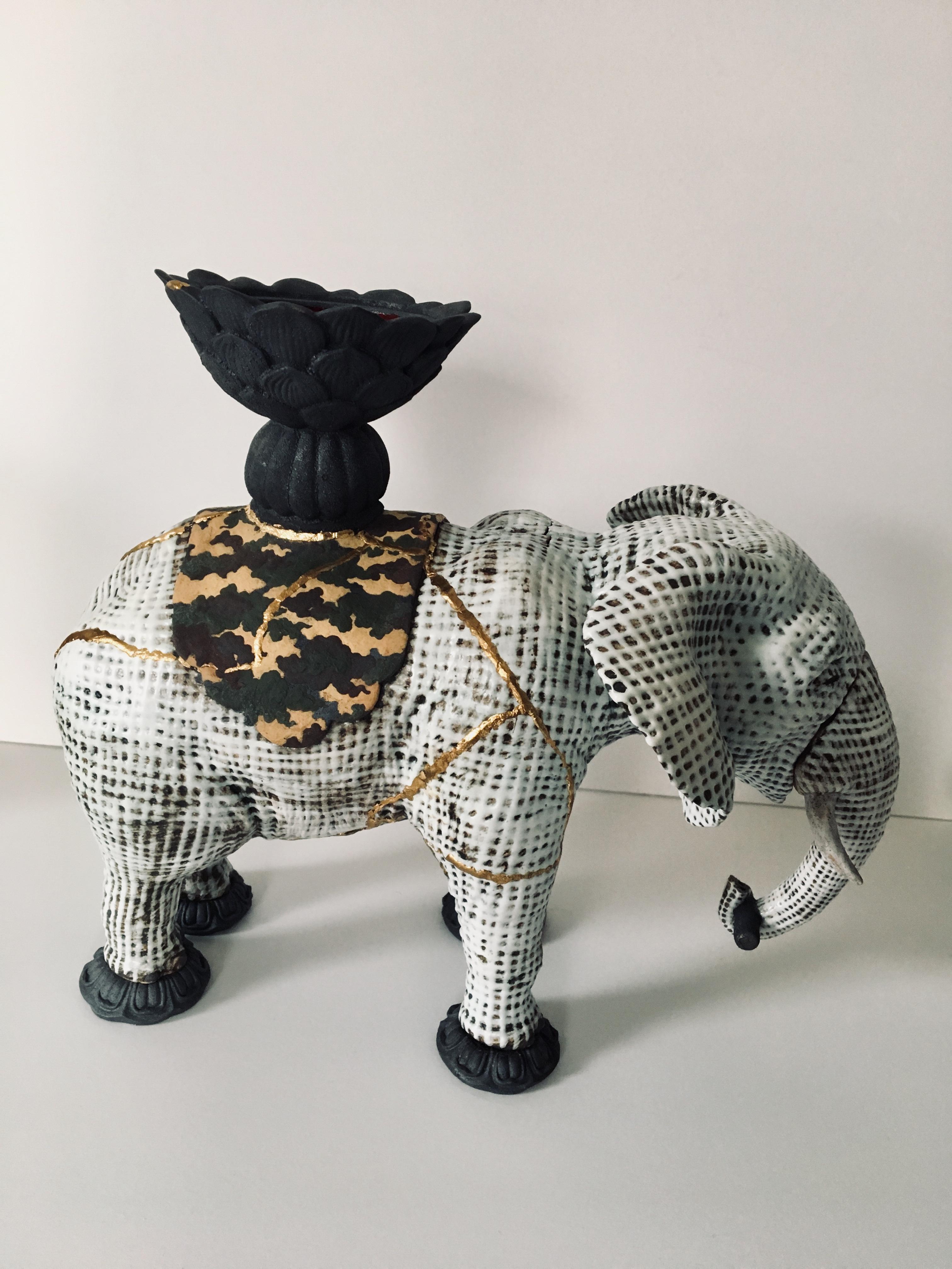 Keramik-Skulptur eines Elefanten: Samantabhadra (Sanskirt für Universal Worthy) (Gold), Figurative Sculpture, von Kenjiro Kitade