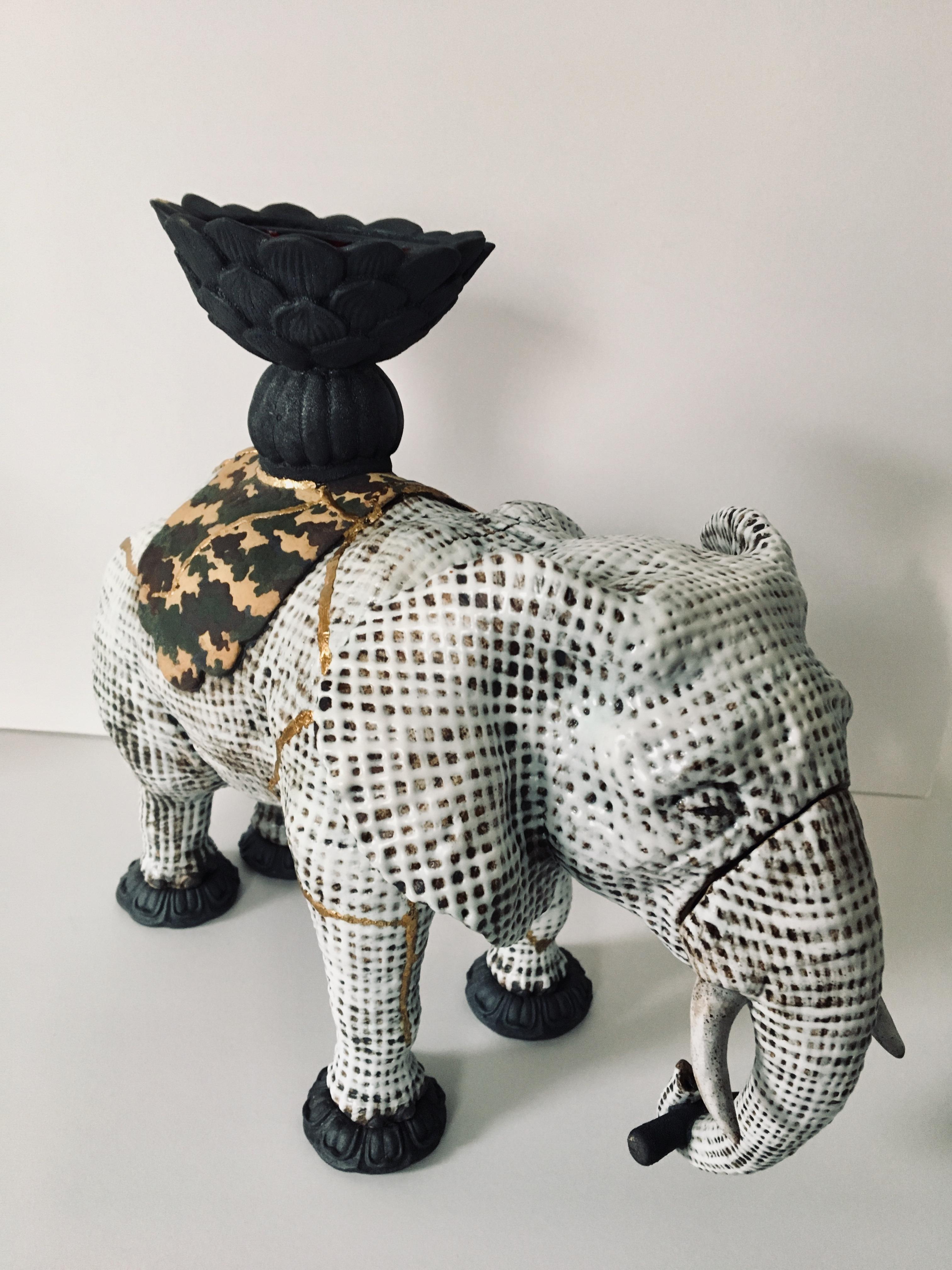 samantabhadra', Sanskrit für 'Universeller Würdiger'. Dieses neue Werk von Kenjiro Kitade unterstreicht sein Bewusstsein für die Notlage der Elefanten und ihre Gefährdung. Obenauf sitzt ein verbrannter Buddha, dem man seine Not anmerkt. Kitade