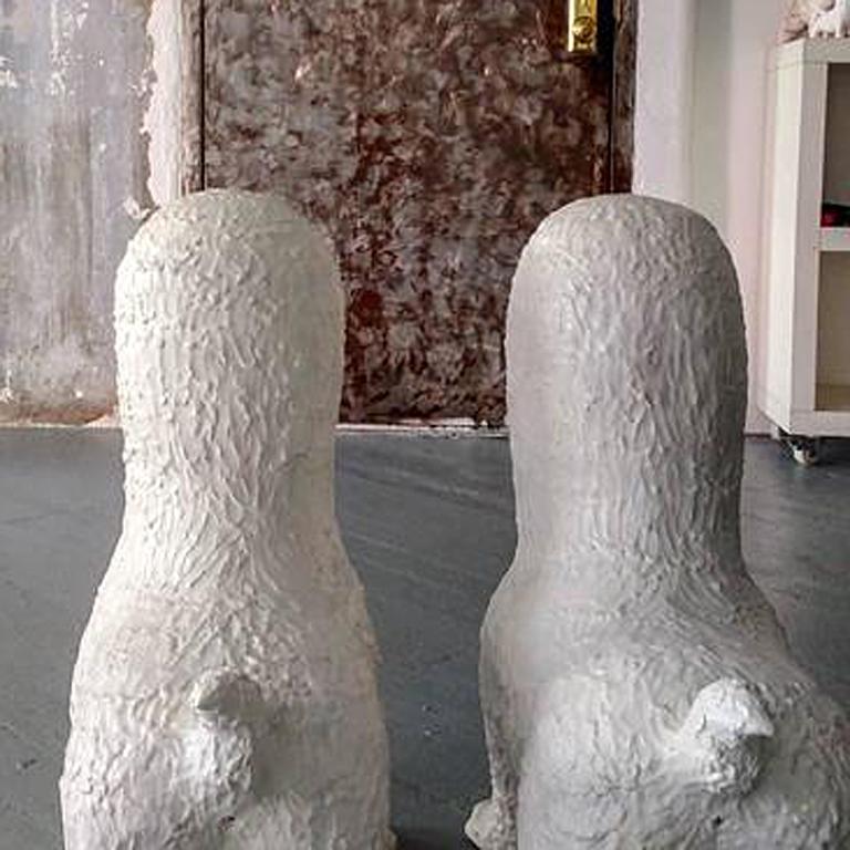 Große Keramik-Feuerhunde: „Faceless Guardian Dogs“ (Grau), Figurative Sculpture, von Kenjiro Kitade