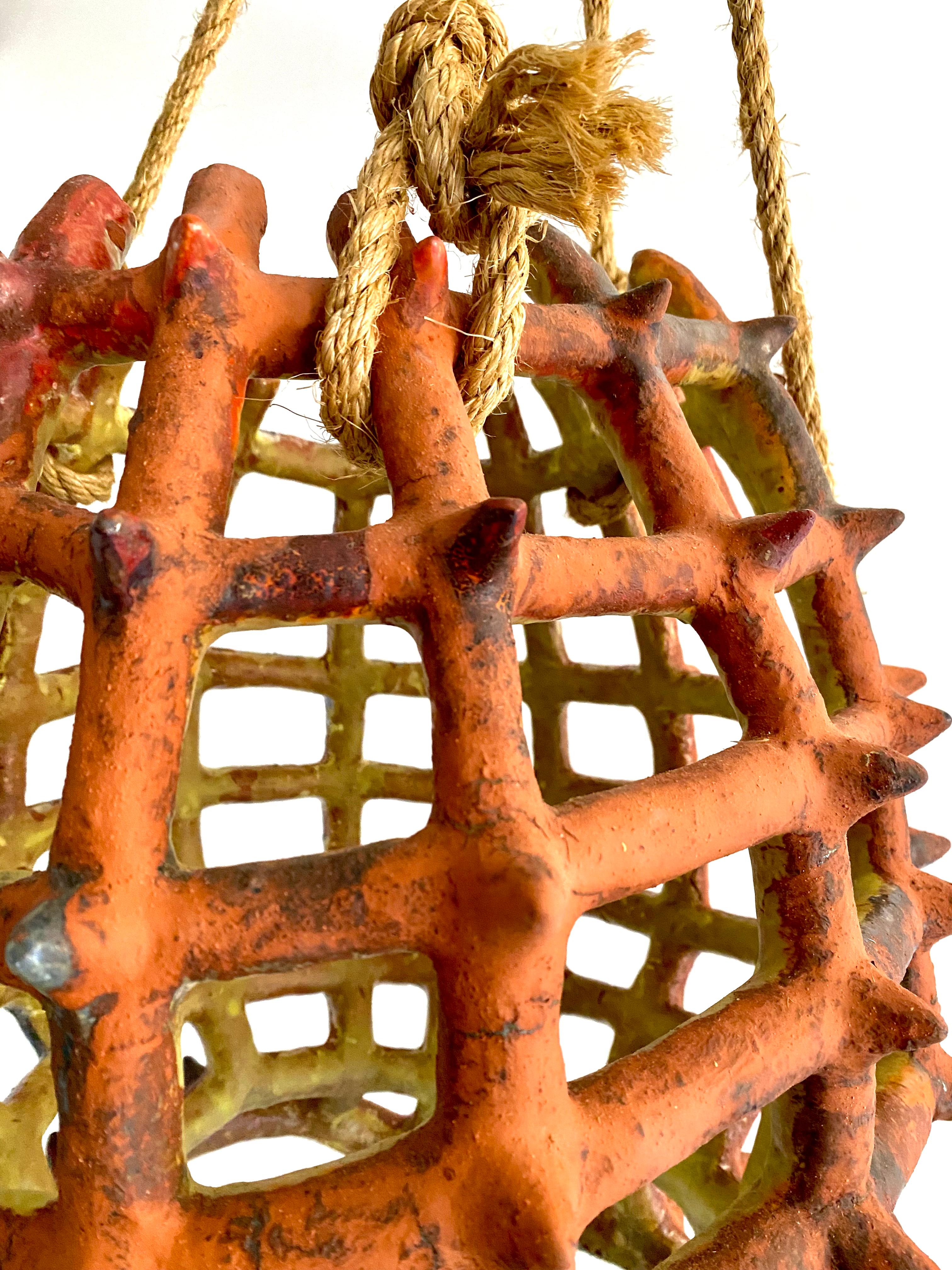 Gran Escultura Colgante de Cerámica: Bajo control - Figurative Sculpture Marrón de Kenjiro Kitade