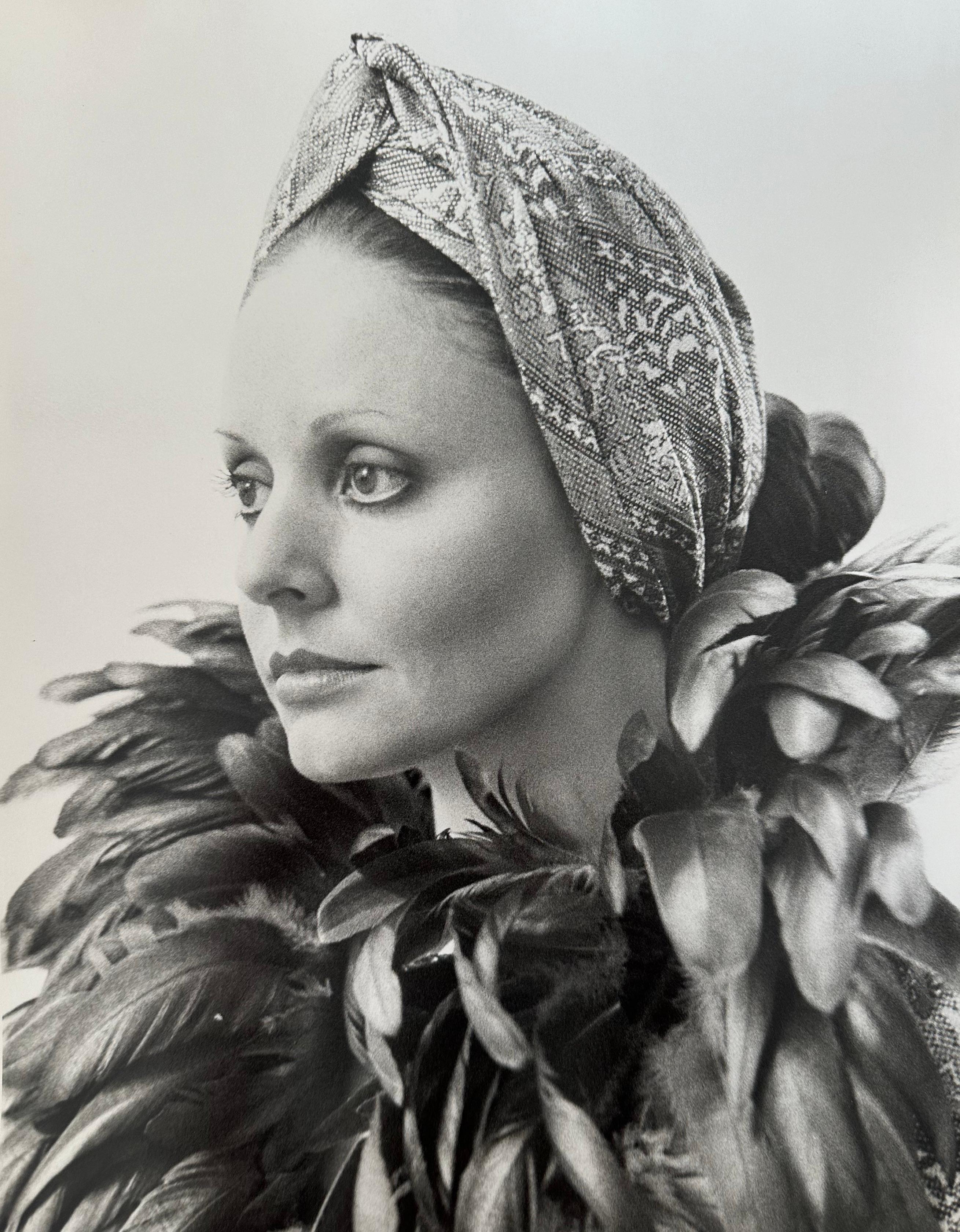Portrait Photograph Kenn Duncan - Photo éditoriale de mode des années 1970 Turban et plumes
