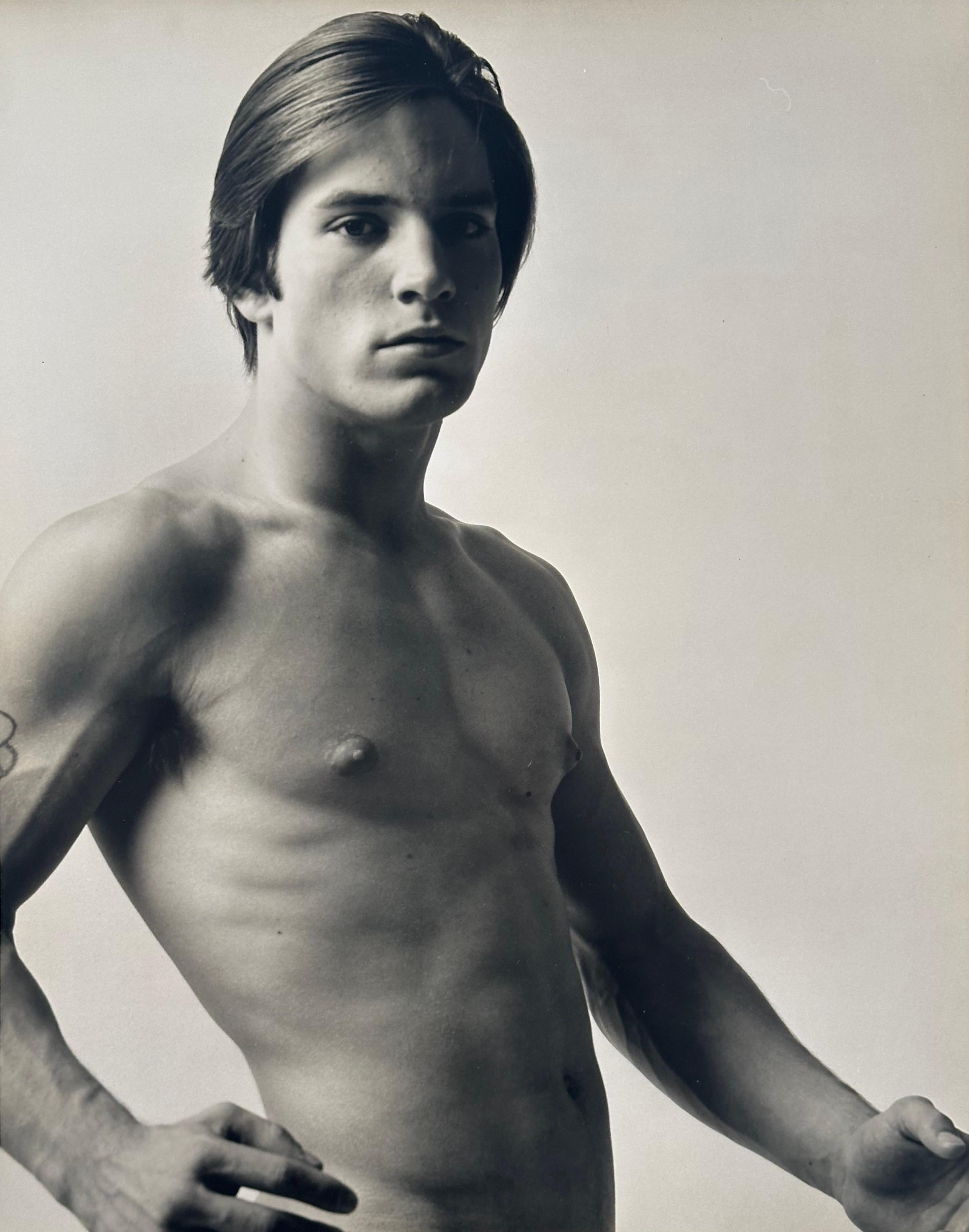 Kenn Duncan (1928-1986). Porträt von Joe D'Allesandro, ca. 1973. Fotografischer Zeitdruck im Format 11 x 14 Zoll. Maße 12 x 15 Zoll gerahmt. Studio-Stempel auf der Rückseite. Der Druck wurde für die Veröffentlichung im After Dark Magazine verwendet.