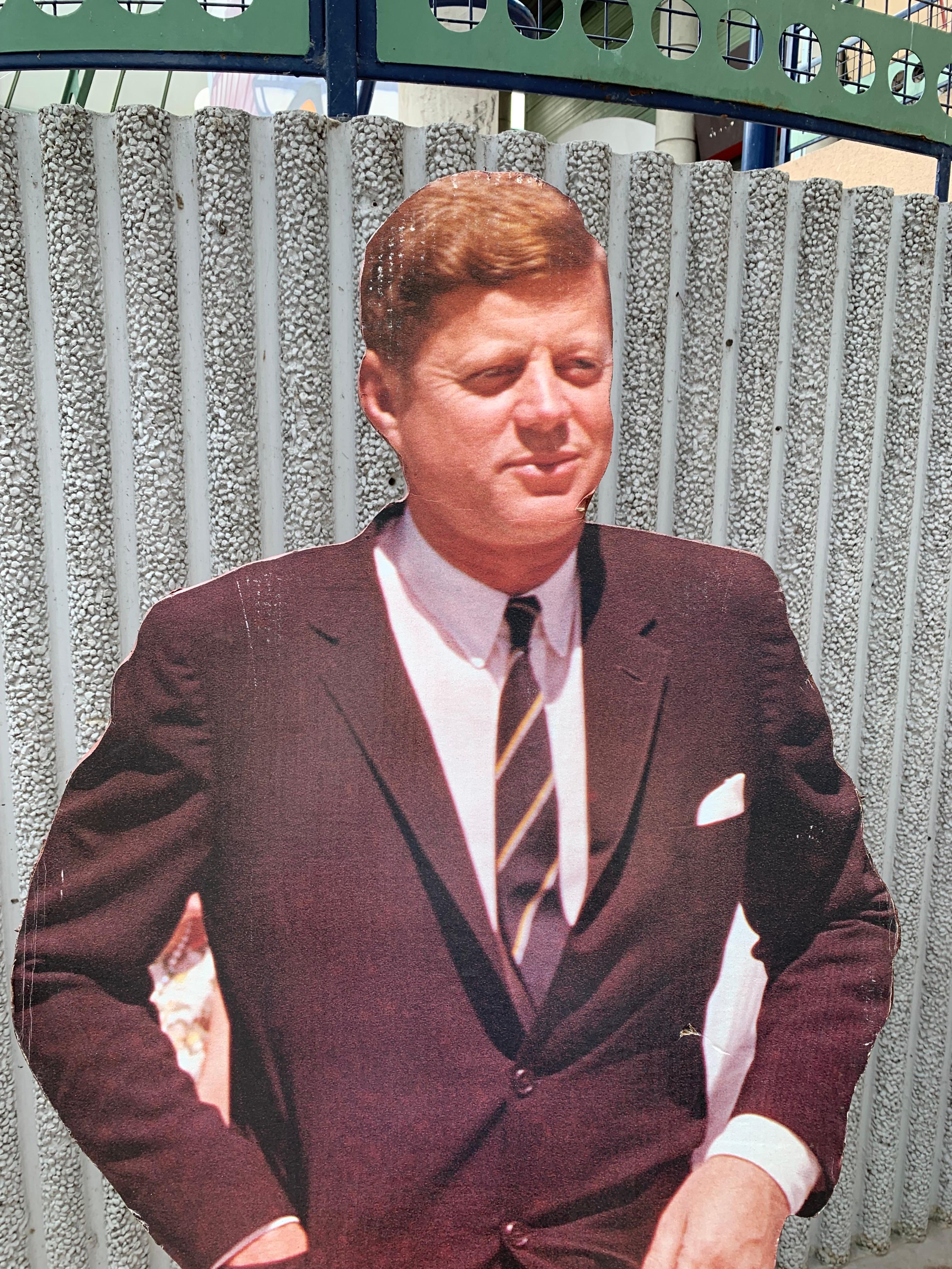 Scherenschnitt
Aus einem Wanderkino
1980-1997
Druck auf Karton, Holzunterlage

Abmessungen Kennedy : 190 x 65 
Abmessungen Marilyn: 157 x 98.