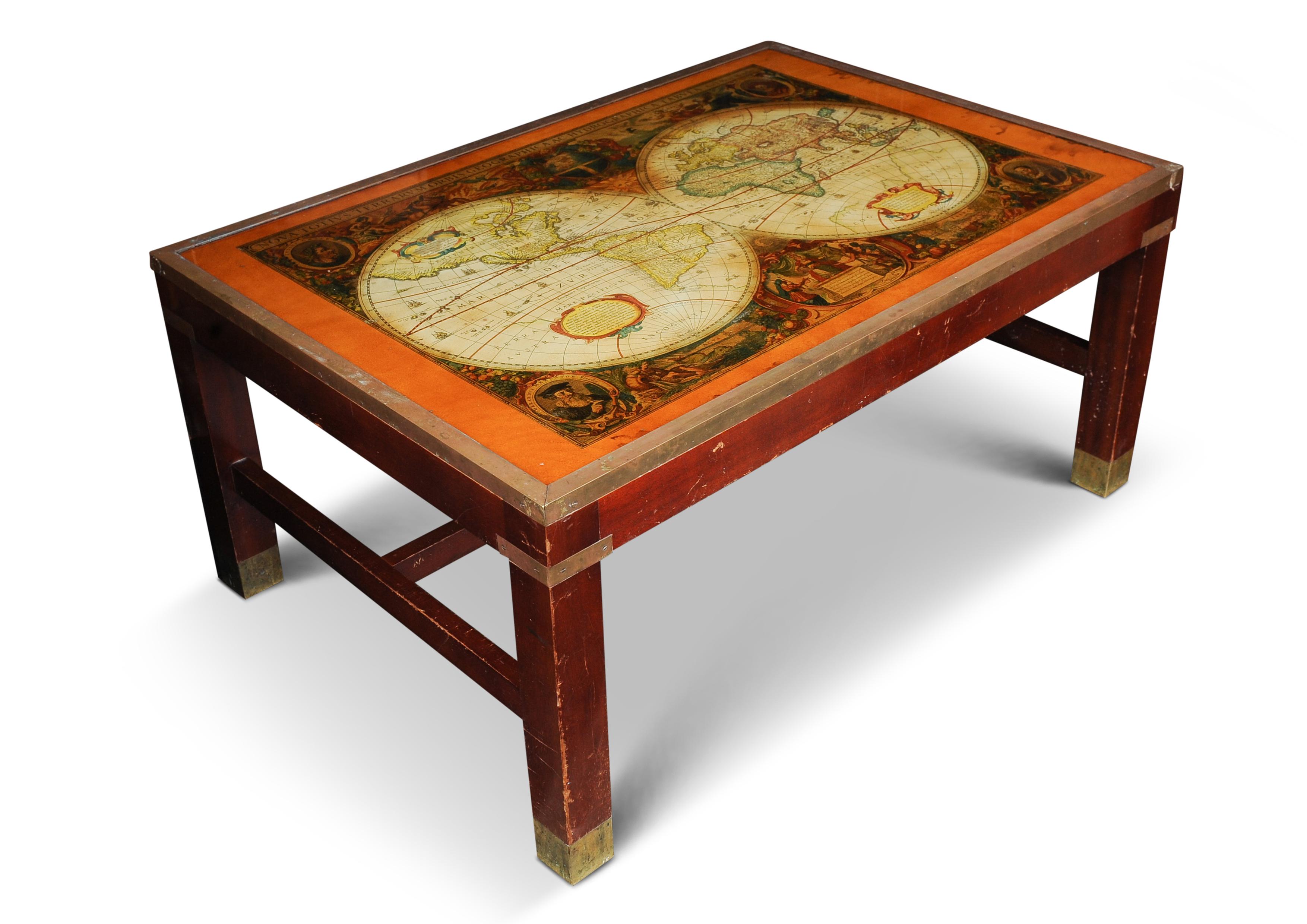 Table à café vitrée de campagne militaire à reliure en laiton, représentant des cartes anciennes du monde, réalisée par Campaigner pour Harrods

