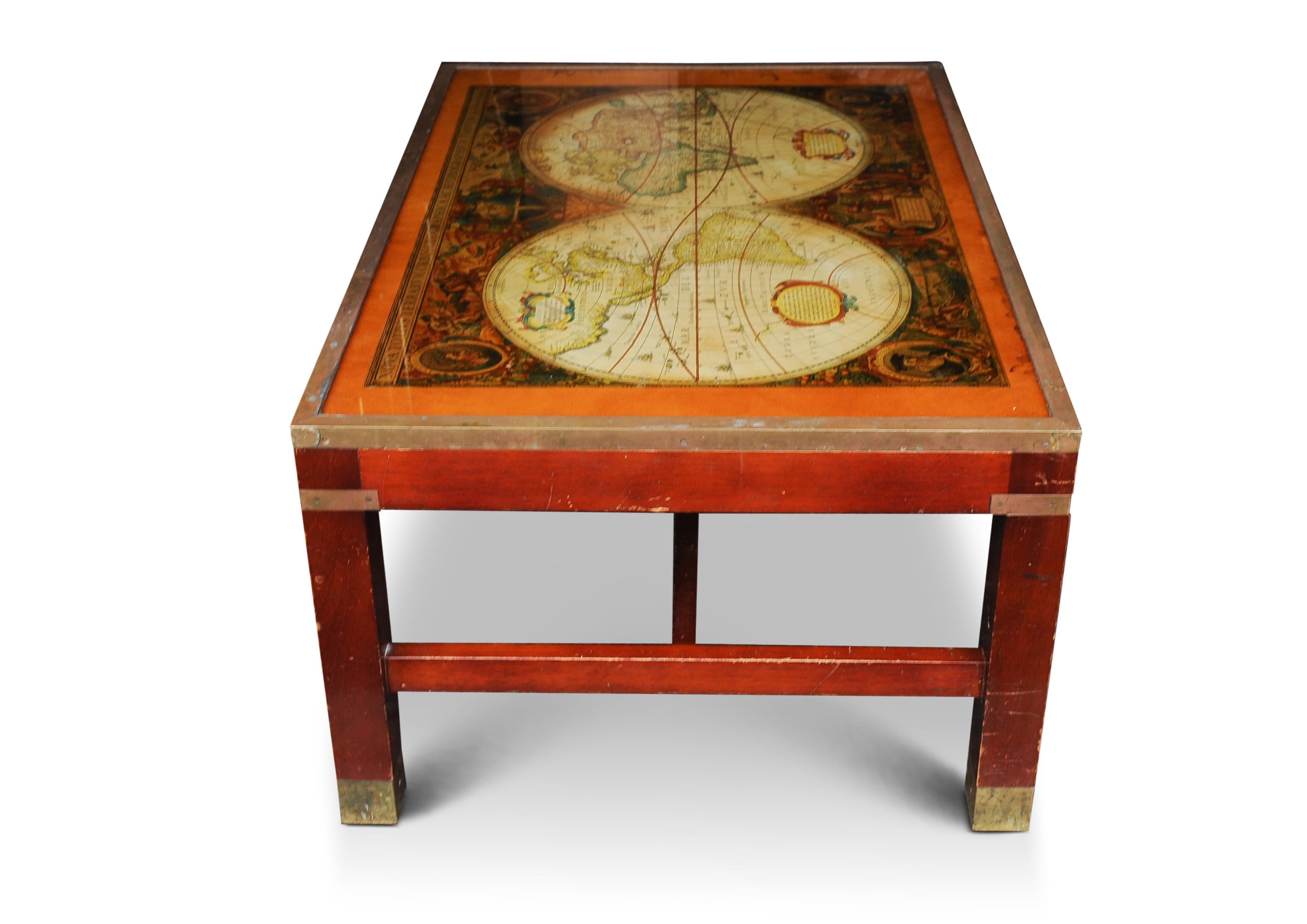 Victorien Kennedy for Harrods Brass Bound Military Campaign Glazed Coffee Table (Table à café émaillée de campagne militaire) en vente