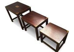 Kennedy for Harrods Military Campaigner Nesting Tables with Brass Idents & Mounts (Tables gigognes de campagne militaire avec décorations et montures en laiton)