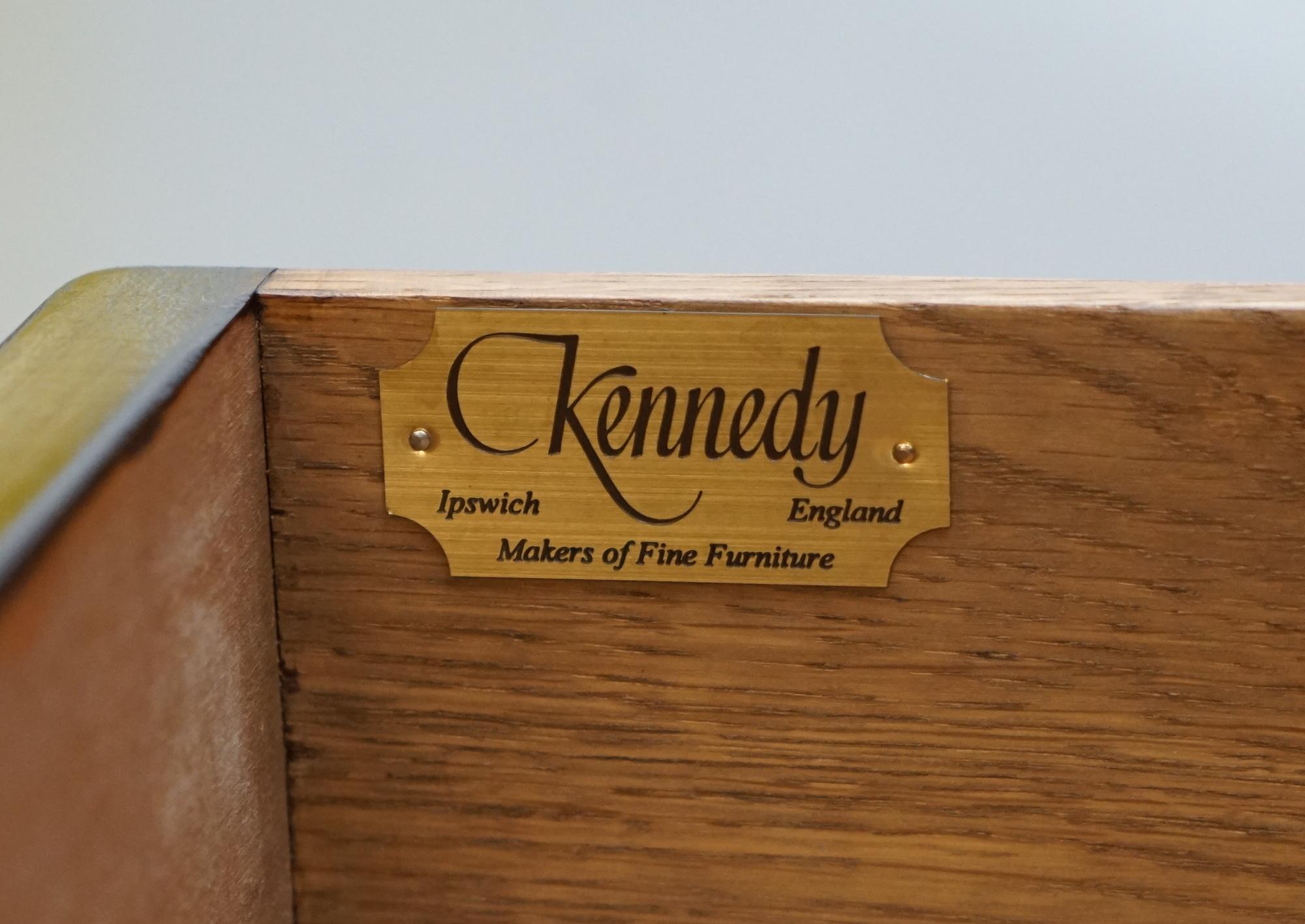 Nous avons le plaisir d'offrir à la vente ce sublime meuble TV de campagne militaire Kennedy avec un grand tiroir unique vendu par Harrods Londres RRP £2400

Cette pièce fait partie d'une suite

Ce stand est dans un état sublime, il est vendu au