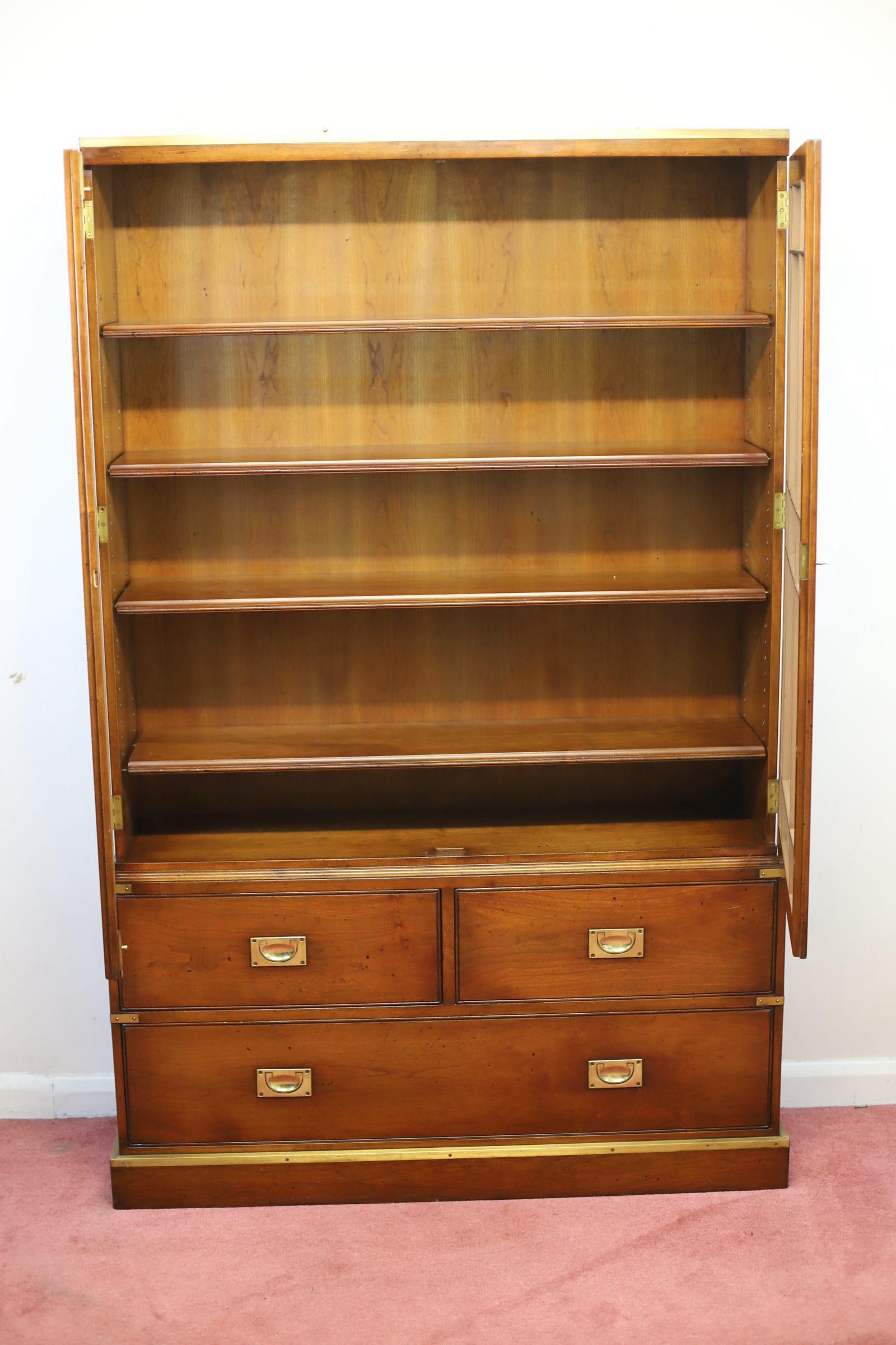 Kennedy Of Ipswich , Lovely Walnut And Brass Military Campaign Bookcase In Good Condition For Sale In Crawley, GB
