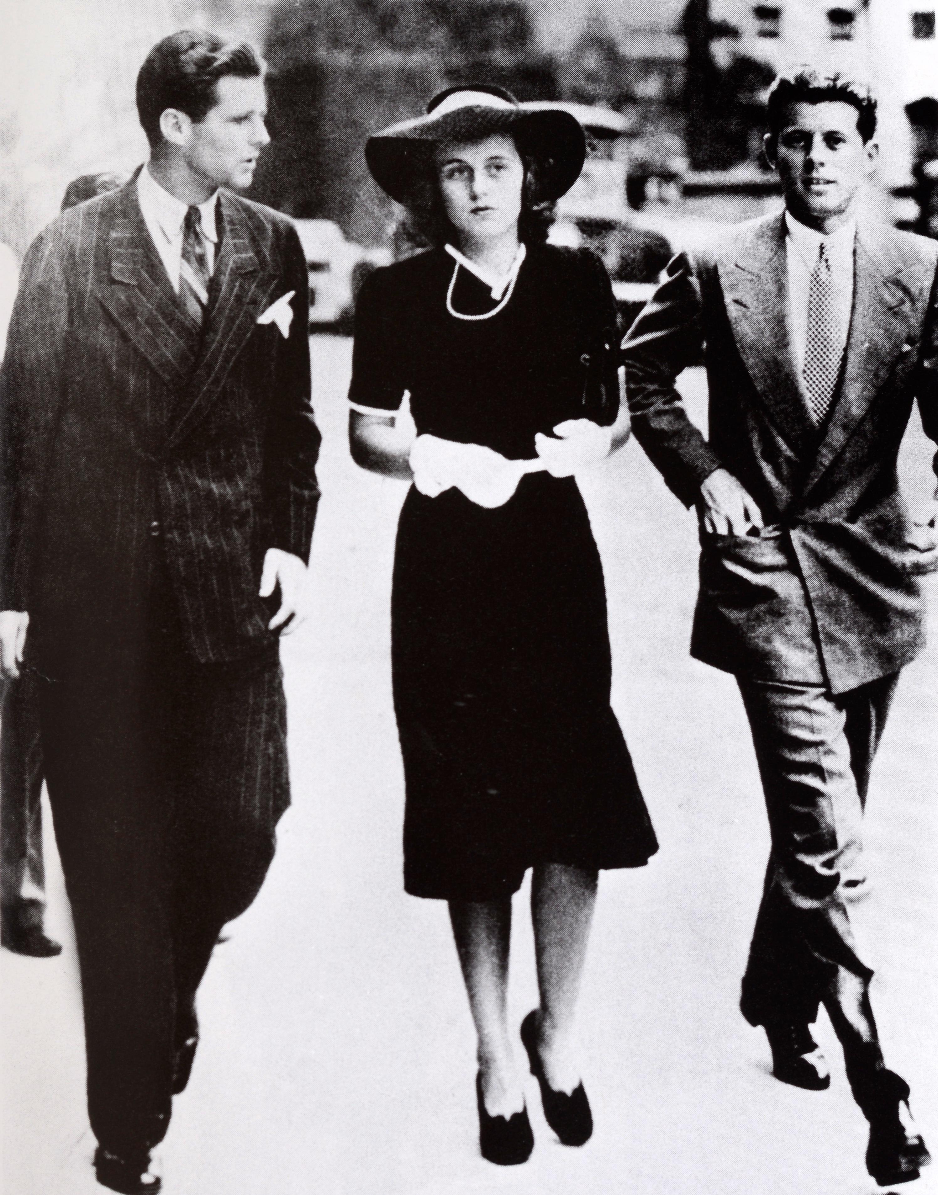 Kennedys Amidst the Gathering Storm : A 1000 Days in London, 1938-1940, signé   en vente 4