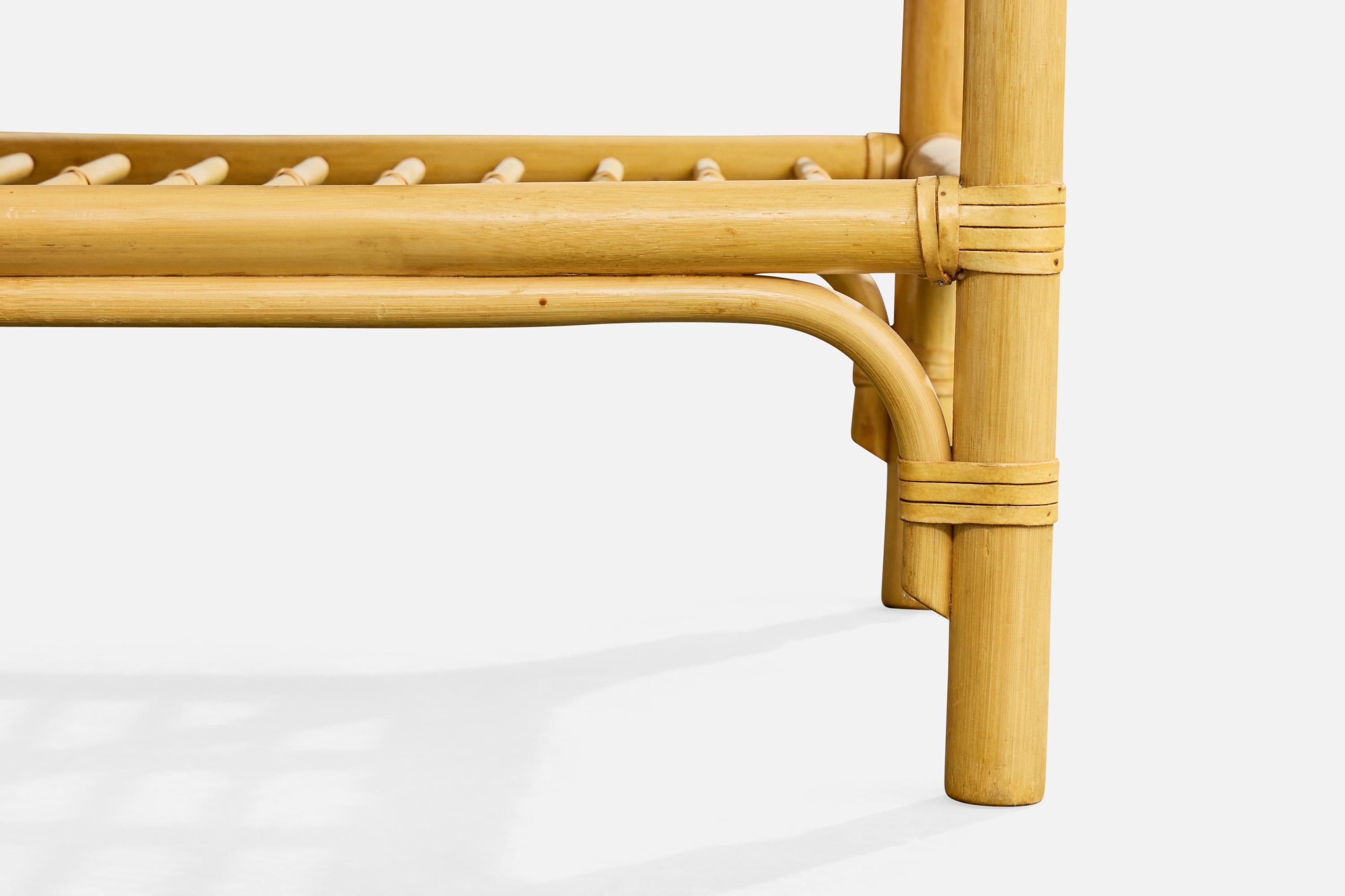 Kenneth Bergenblad, Comodini, bambù, legno, rattan, ottone, Svezia, 1976 in vendita 3