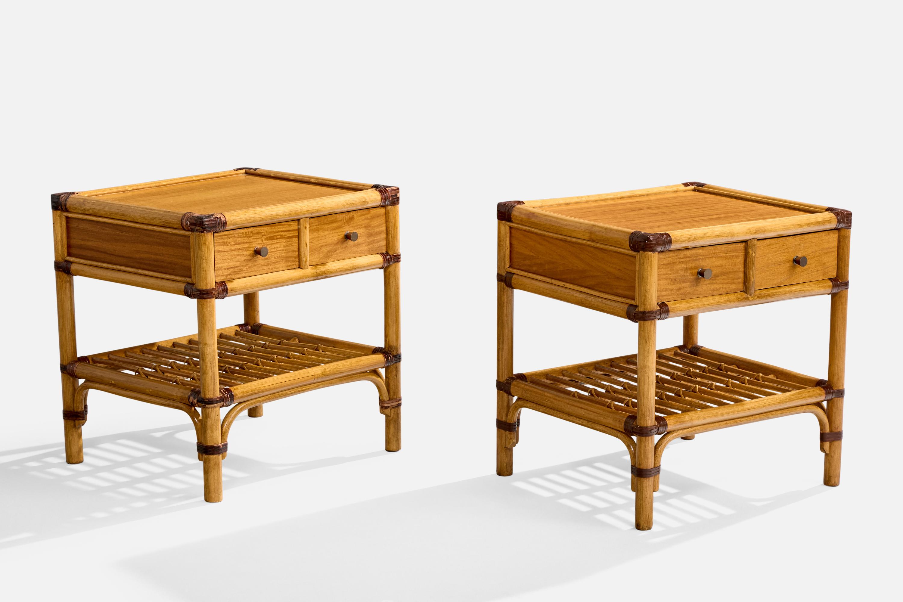 Coppia di comodini in bambù, legno, rattan e ottone disegnati da Kenneth Bergenblad e prodotti da Dux, Sweden, 1976 circa.

Dimensioni complessive (pollici): 21.25 