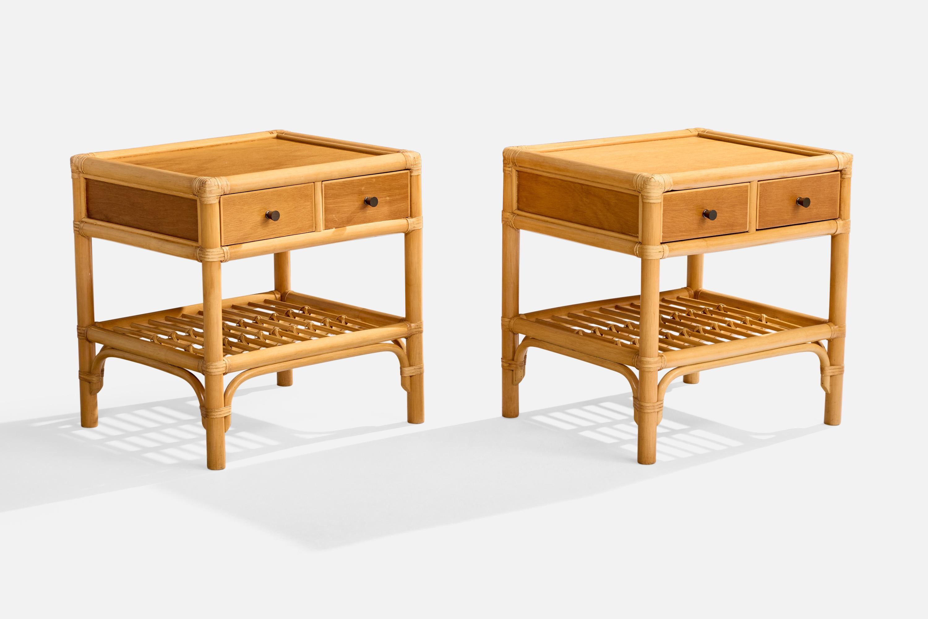 Coppia di comodini in bambù, legno, rattan e ottone disegnati da Kenneth Bergenblad e prodotti da Dux, Sweden, 1976 circa.

Dimensioni complessive (pollici): 21,25 
