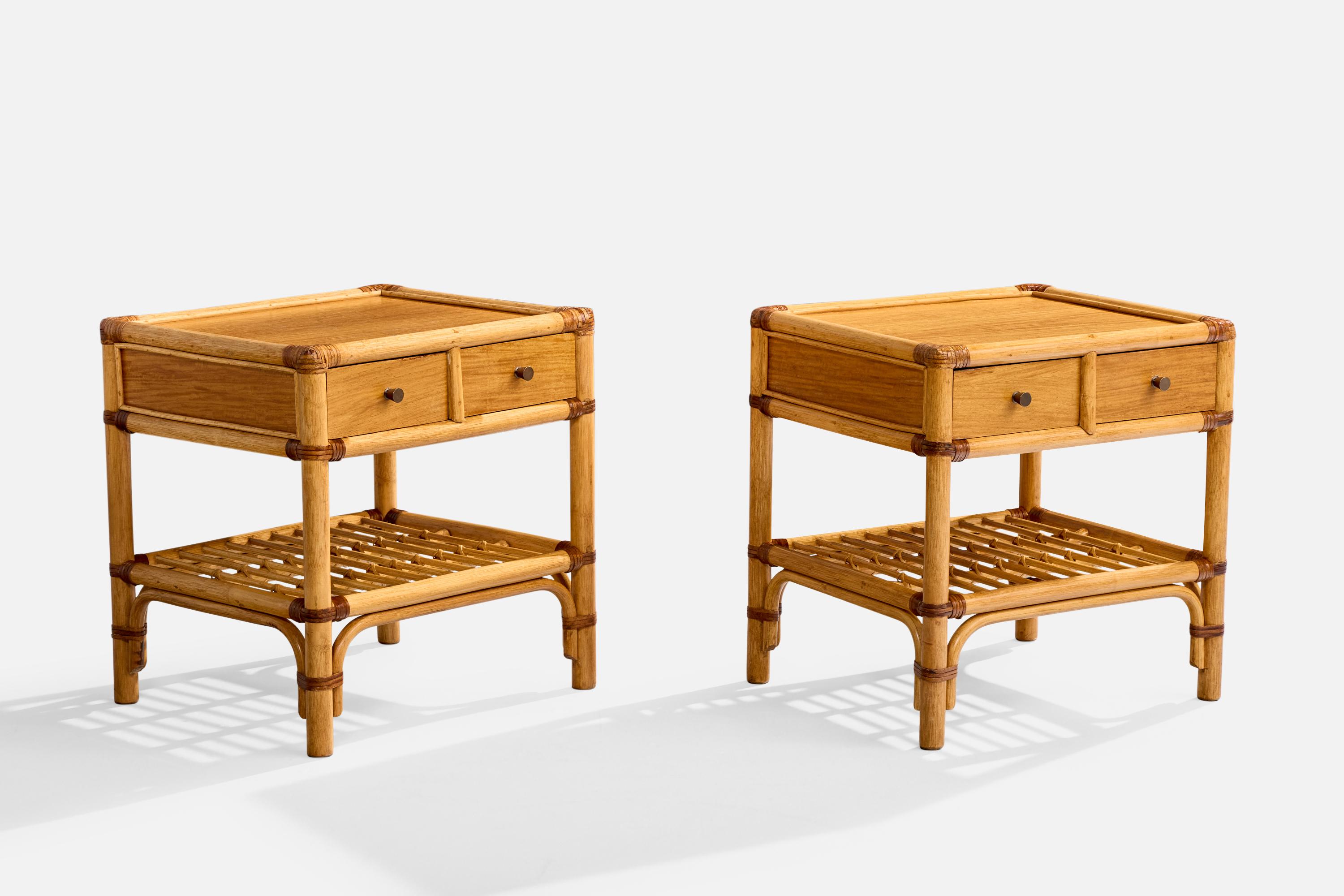 Coppia di comodini in bambù, legno, rattan e ottone disegnati da Kenneth Bergenblad e prodotti da Dux, Sweden, 1976 circa.

Dimensioni complessive (pollici): 21,25 