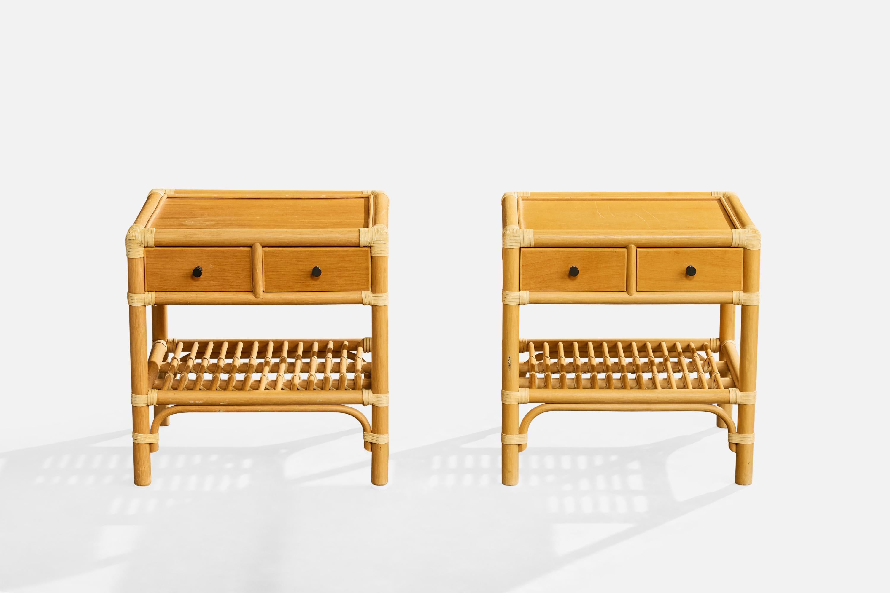 Mid-Century moderno Kenneth Bergenblad, Comodini, bambù, legno, rattan, ottone, Svezia, 1976 in vendita