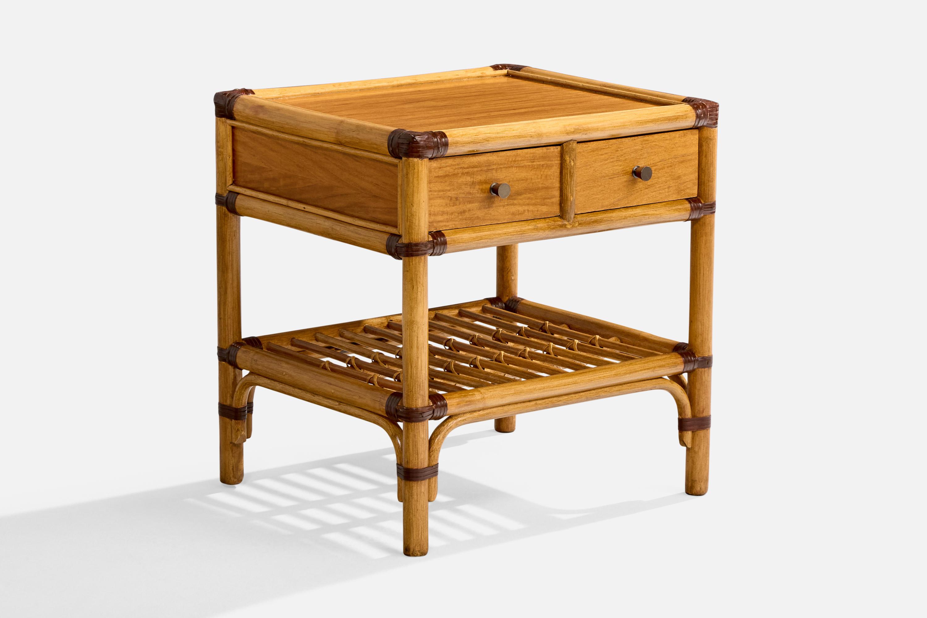 Svedese Kenneth Bergenblad, Comodini, bambù, legno, rattan, ottone, Svezia, 1976 in vendita