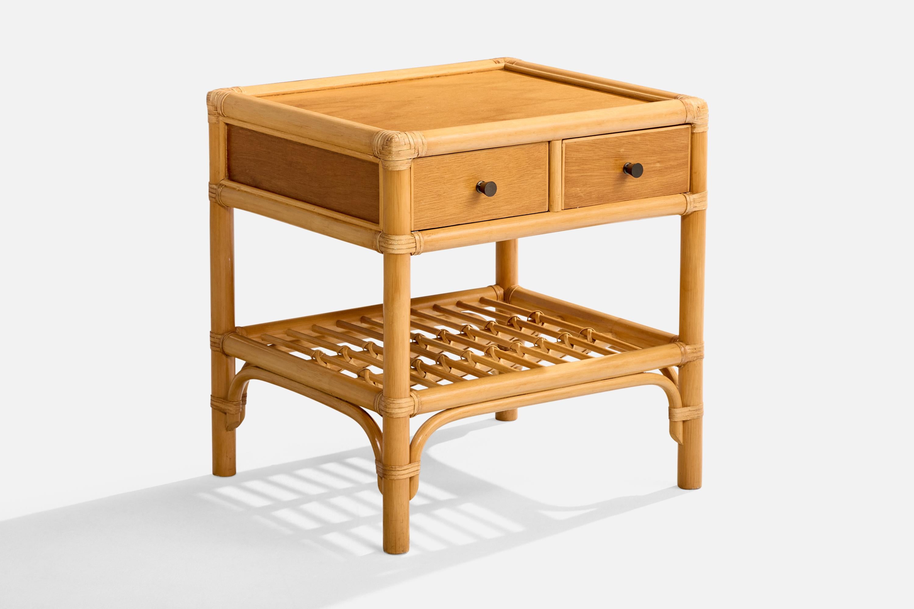 Svedese Kenneth Bergenblad, Comodini, bambù, legno, rattan, ottone, Svezia, 1976 in vendita
