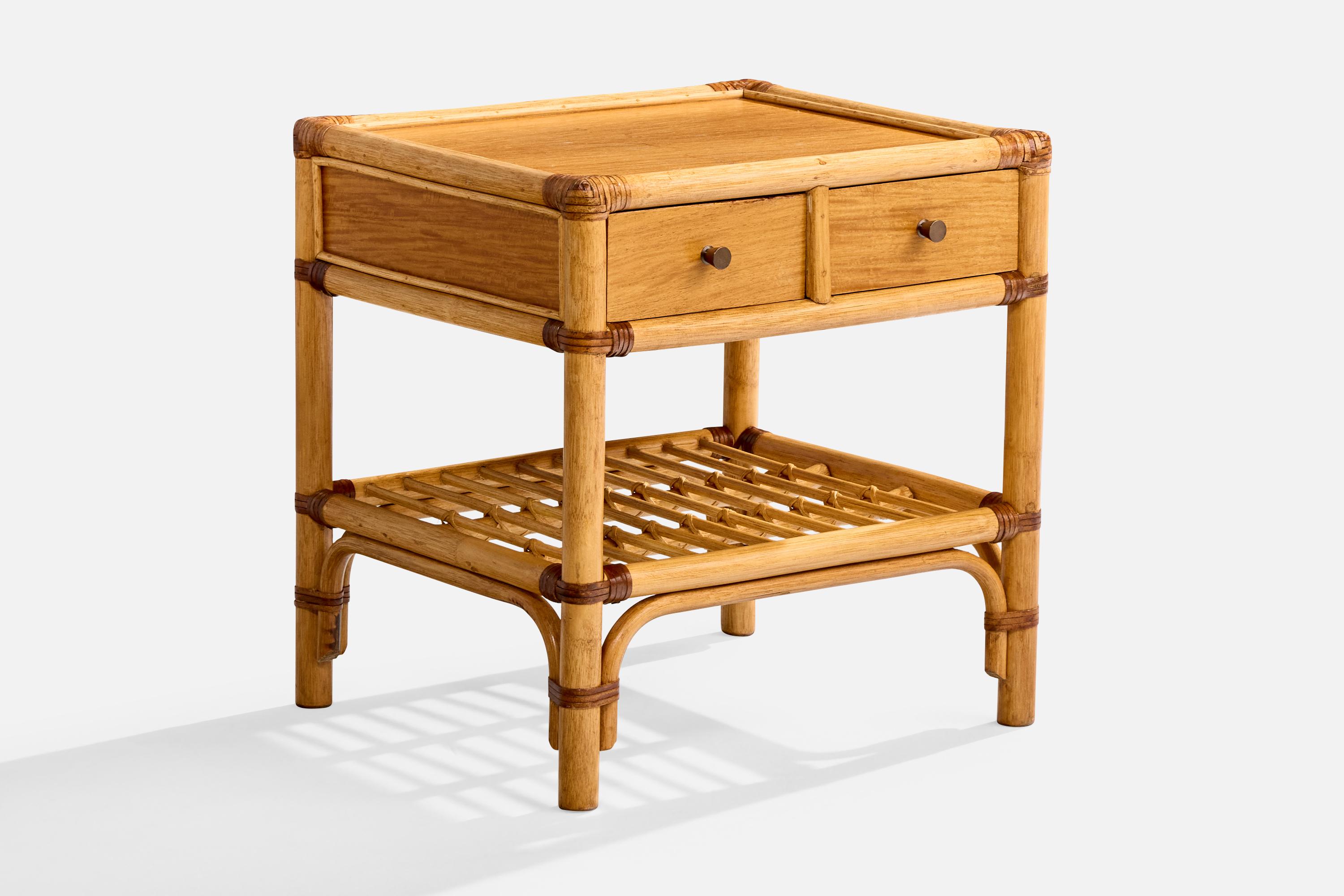 Svedese Kenneth Bergenblad, Comodini, bambù, legno, rattan, ottone, Svezia, 1976 in vendita