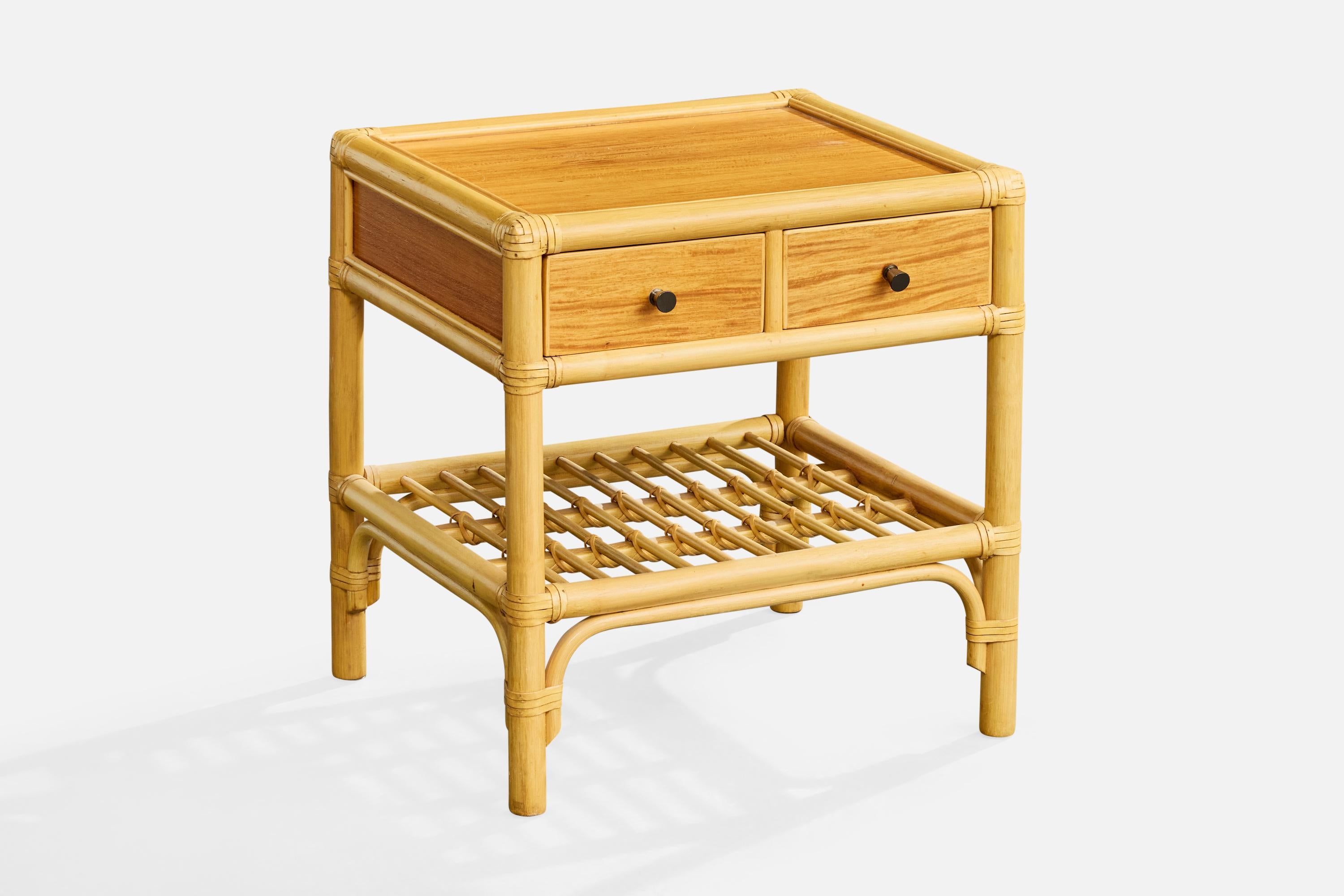 Svedese Kenneth Bergenblad, Comodini, bambù, legno, rattan, ottone, Svezia, 1976 in vendita