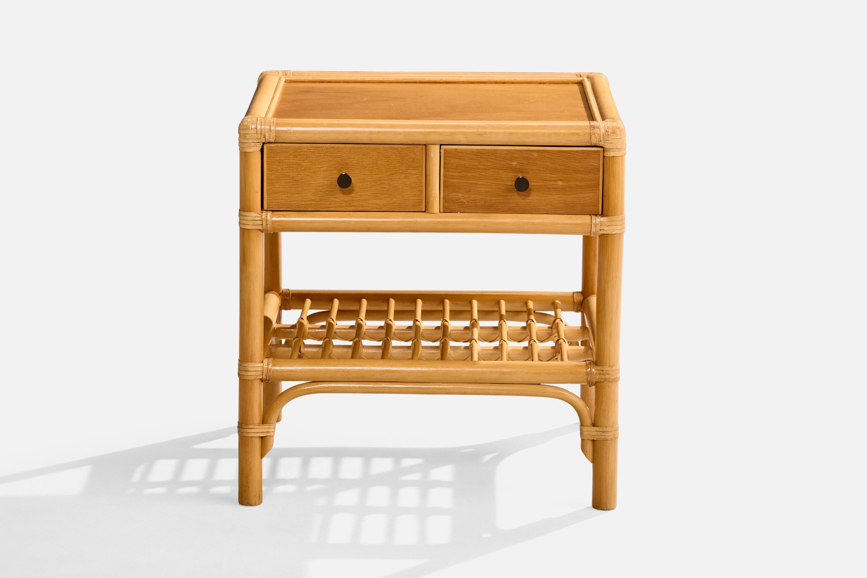 Kenneth Bergenblad, Comodini, bambù, legno, rattan, ottone, Svezia, 1976 In condizioni buone in vendita a High Point, NC