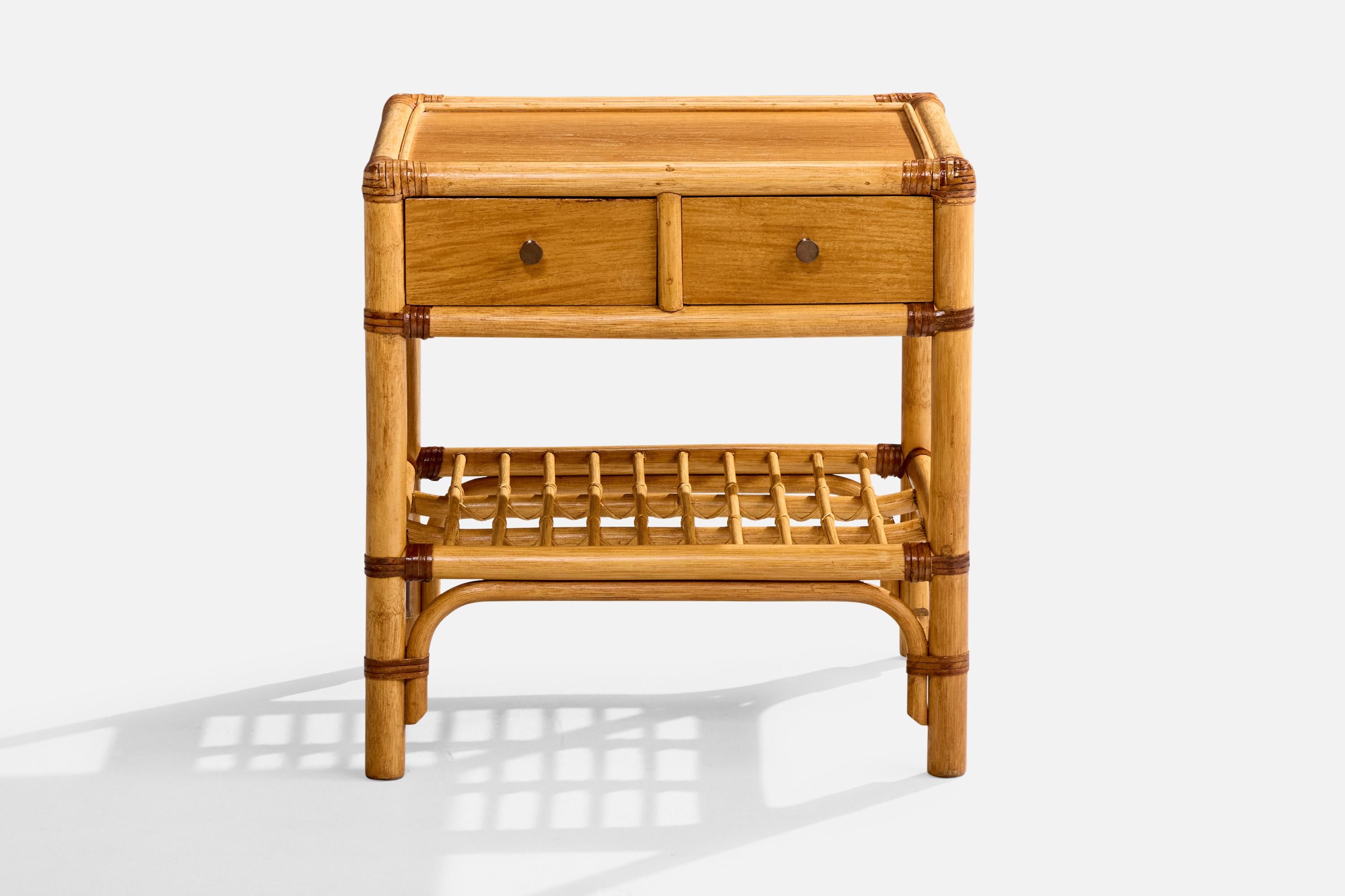 Kenneth Bergenblad, Comodini, bambù, legno, rattan, ottone, Svezia, 1976 In condizioni buone in vendita a High Point, NC