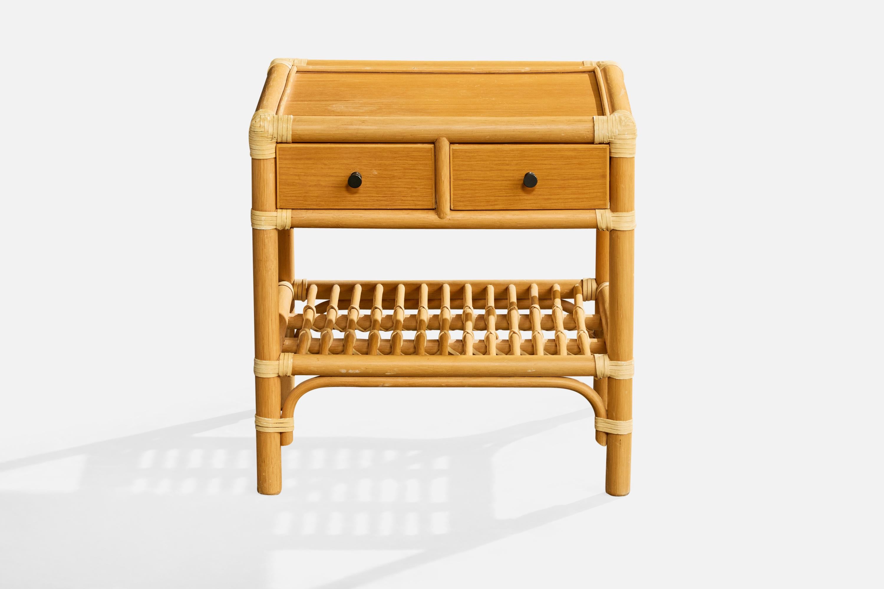 Kenneth Bergenblad, Comodini, bambù, legno, rattan, ottone, Svezia, 1976 In condizioni discrete in vendita a High Point, NC