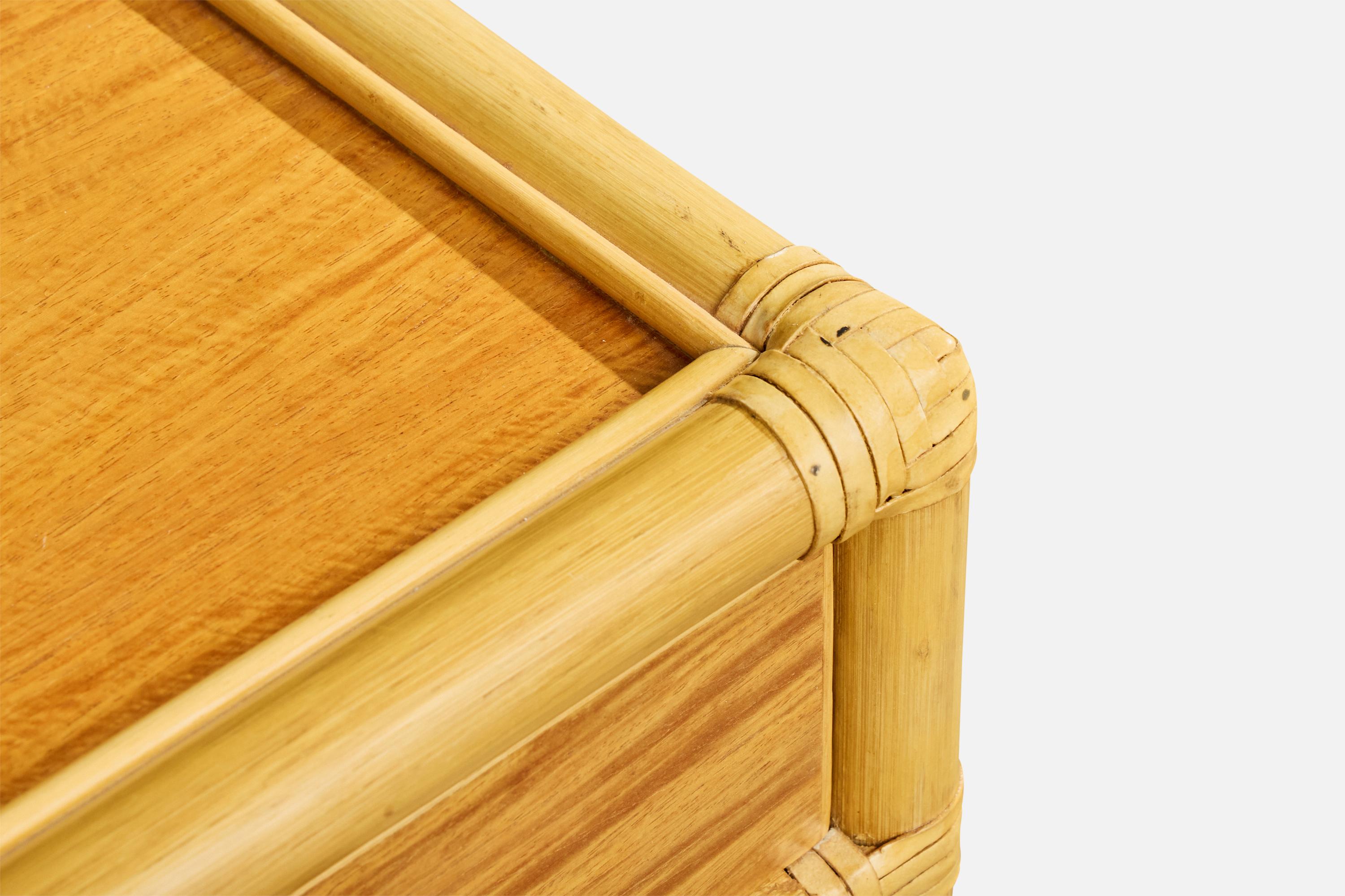 Kenneth Bergenblad, Comodini, bambù, legno, rattan, ottone, Svezia, 1976 in vendita 1