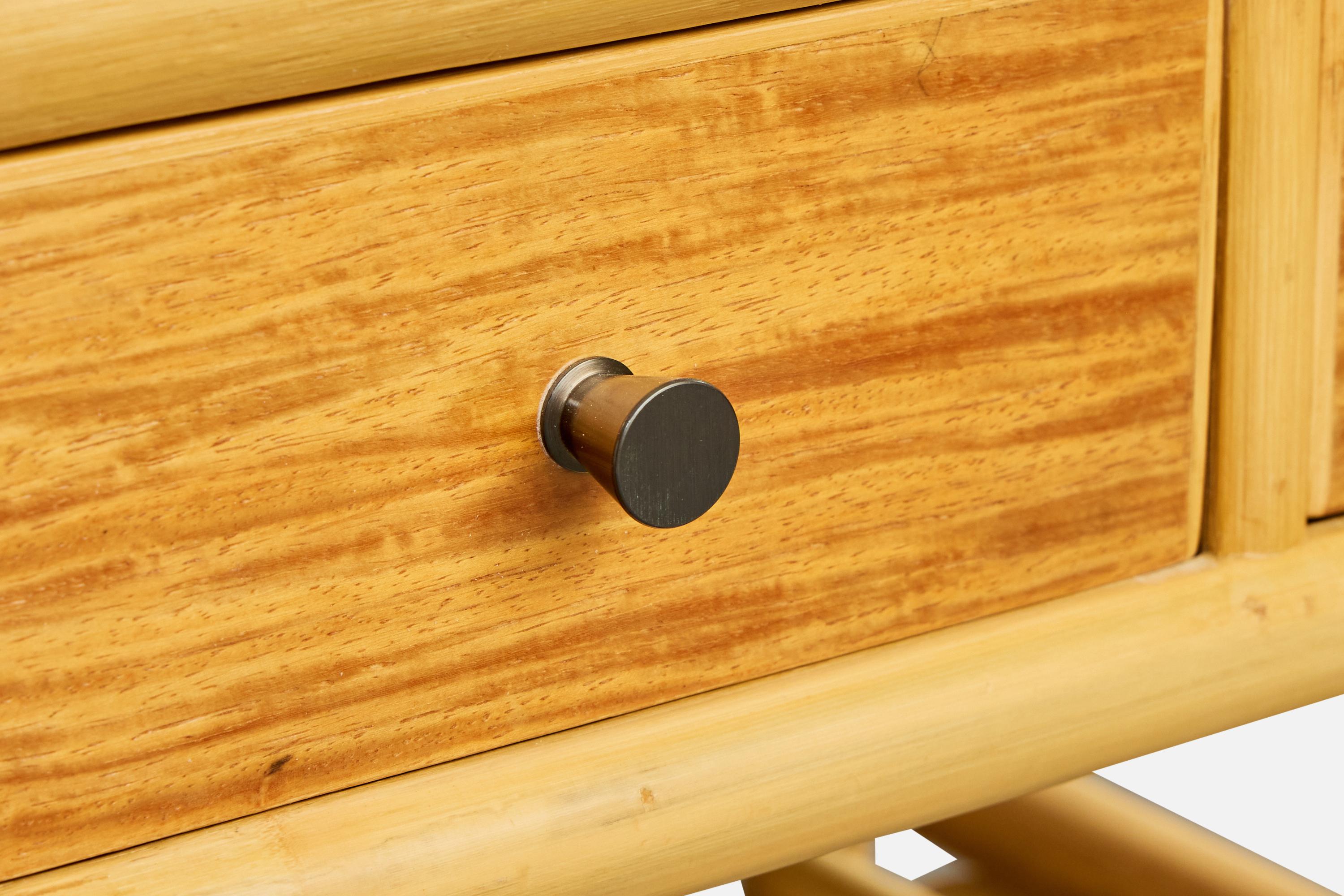 Kenneth Bergenblad, Comodini, bambù, legno, rattan, ottone, Svezia, 1976 in vendita 2