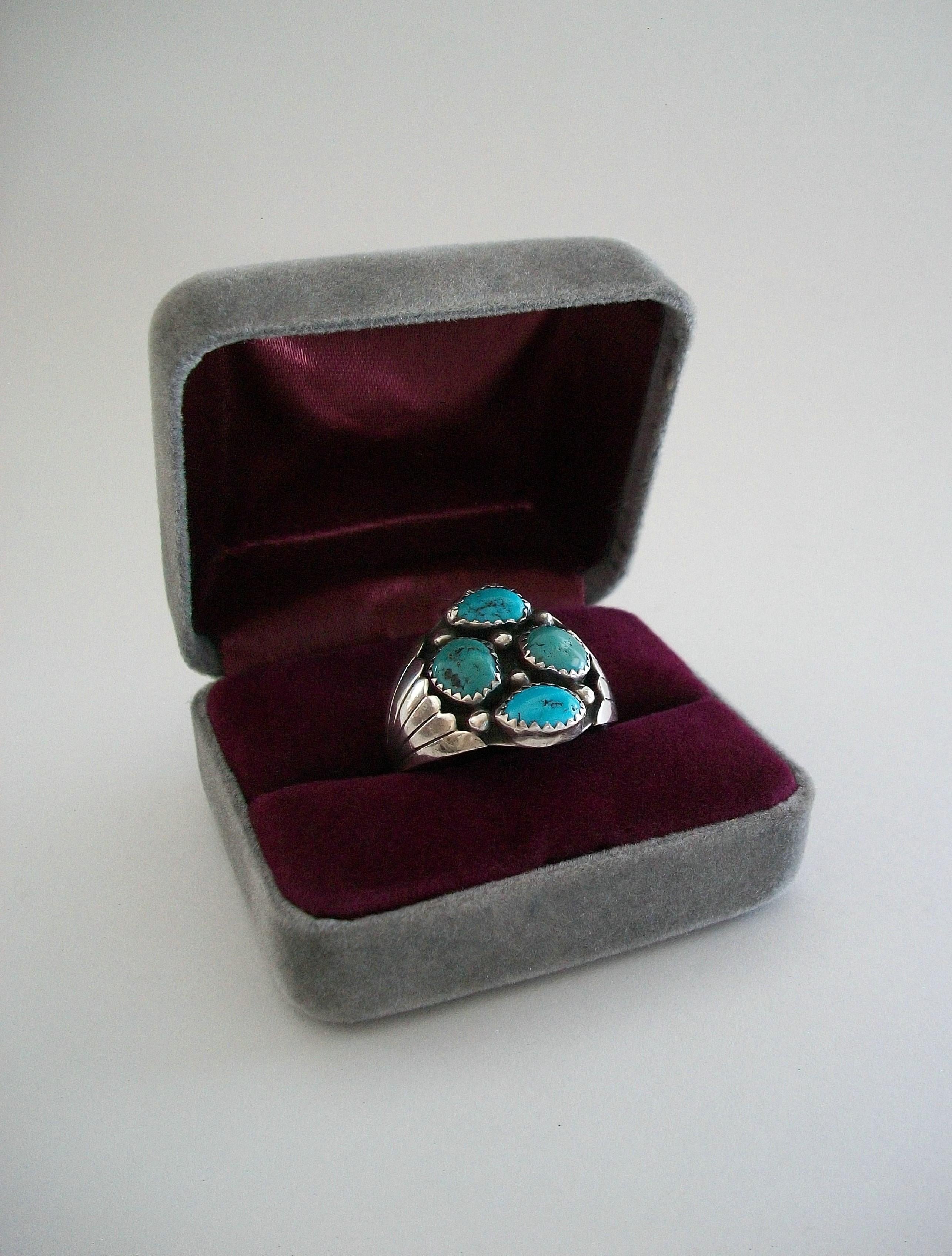 KENNETH ETSITTY - Anello in turchese Morenci Navajo e argento sterling - quattro pietre di turchese naturale americano classico blu e verde in castoni modificati con sfere / distanziatori in argento intercalati - doppia fascia con spalle / ali