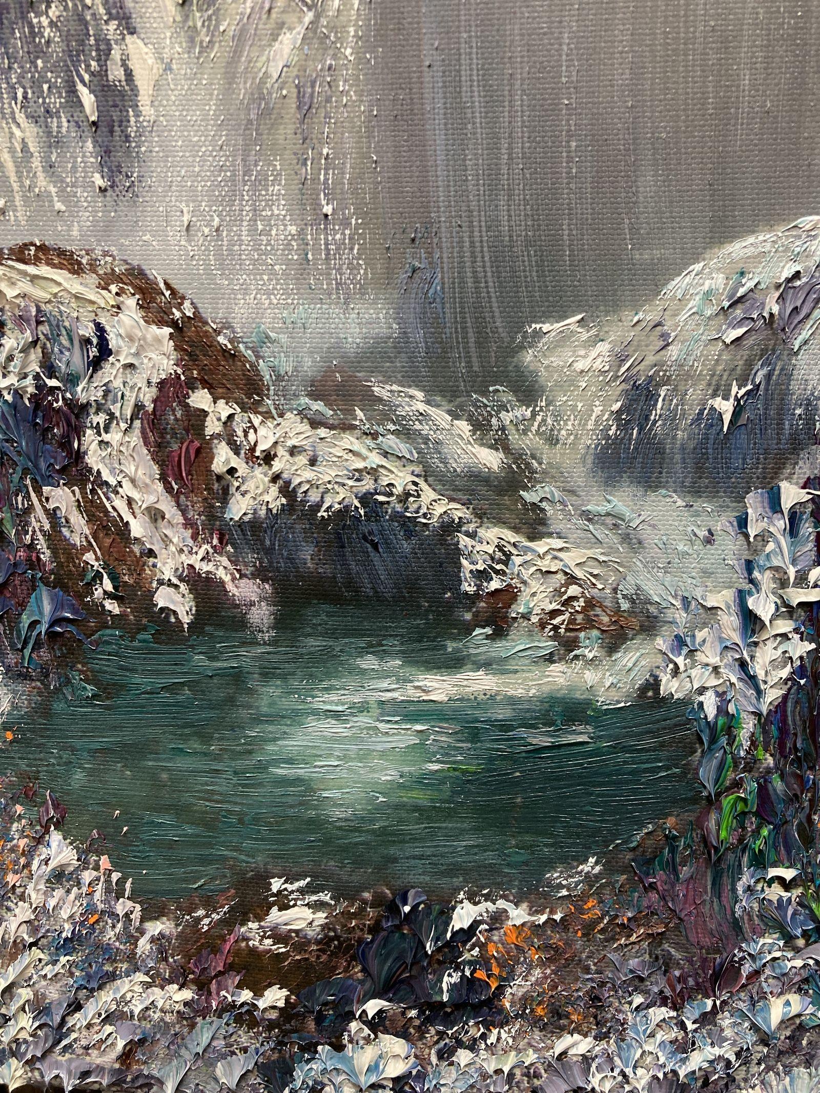La peinture est exécutée dans le style Spontaneous Texturism à l'huile épaisse avec des couleurs vives, un mouvement fluide et une texture attrayante. La toile est tendue sur un support robuste de 1,5 pouce.