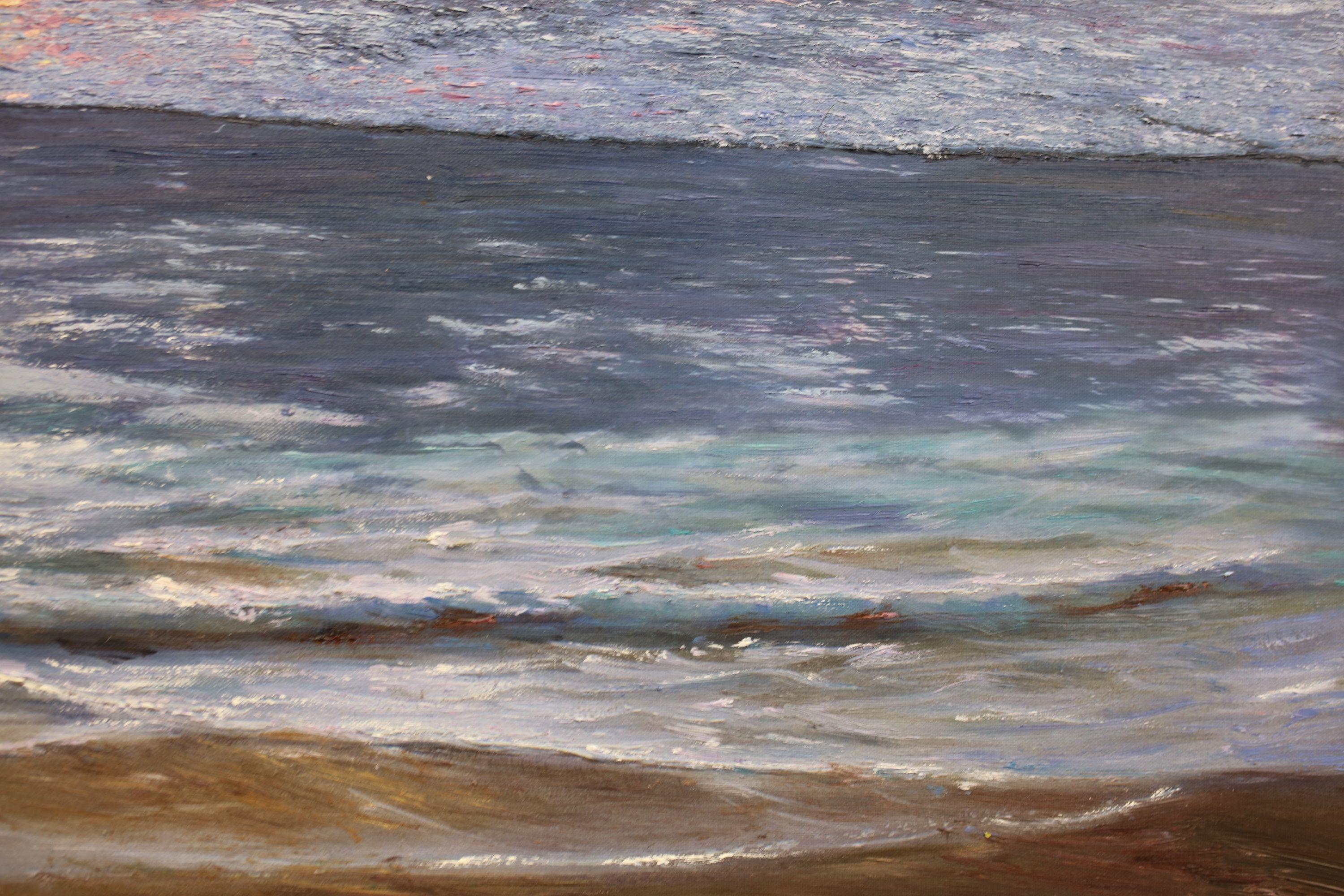 Le moment où le soleil se couche sur les douces vagues de la marée du Pacifique qui s'approche régulièrement est capturé dans cette peinture apaisante.    La peinture est exécutée dans le style Spontaneous Texturism à l'huile épaisse avec des