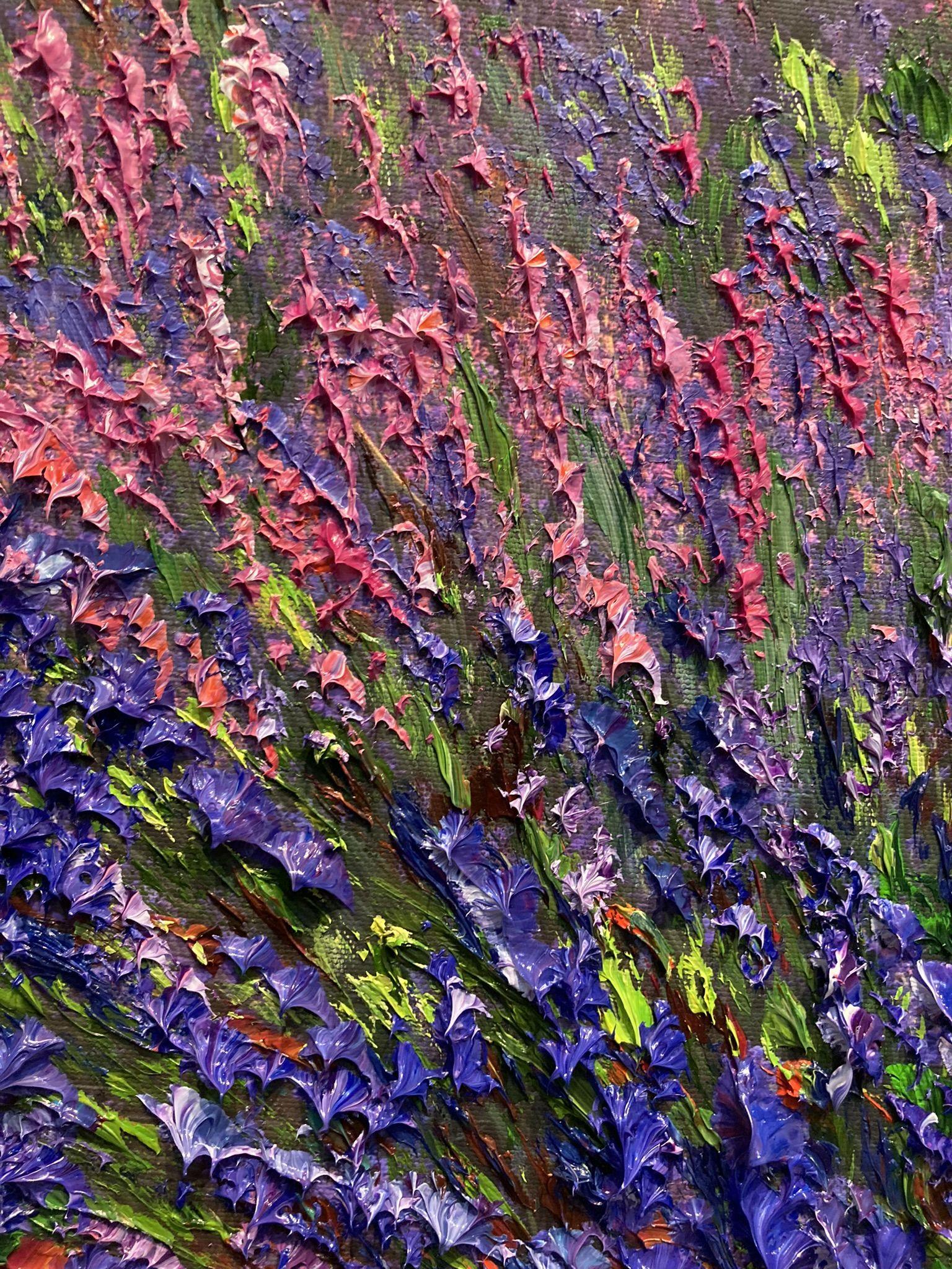 L'étude à l'huile sur toile du paysage incontrôlé et énergique est une œuvre d'art idéale pour une pièce qui nécessite une énergie stimulée et la puissance de la couleur. Au premier plan, une profusion de fleurs éclate, leurs pétales affichant un